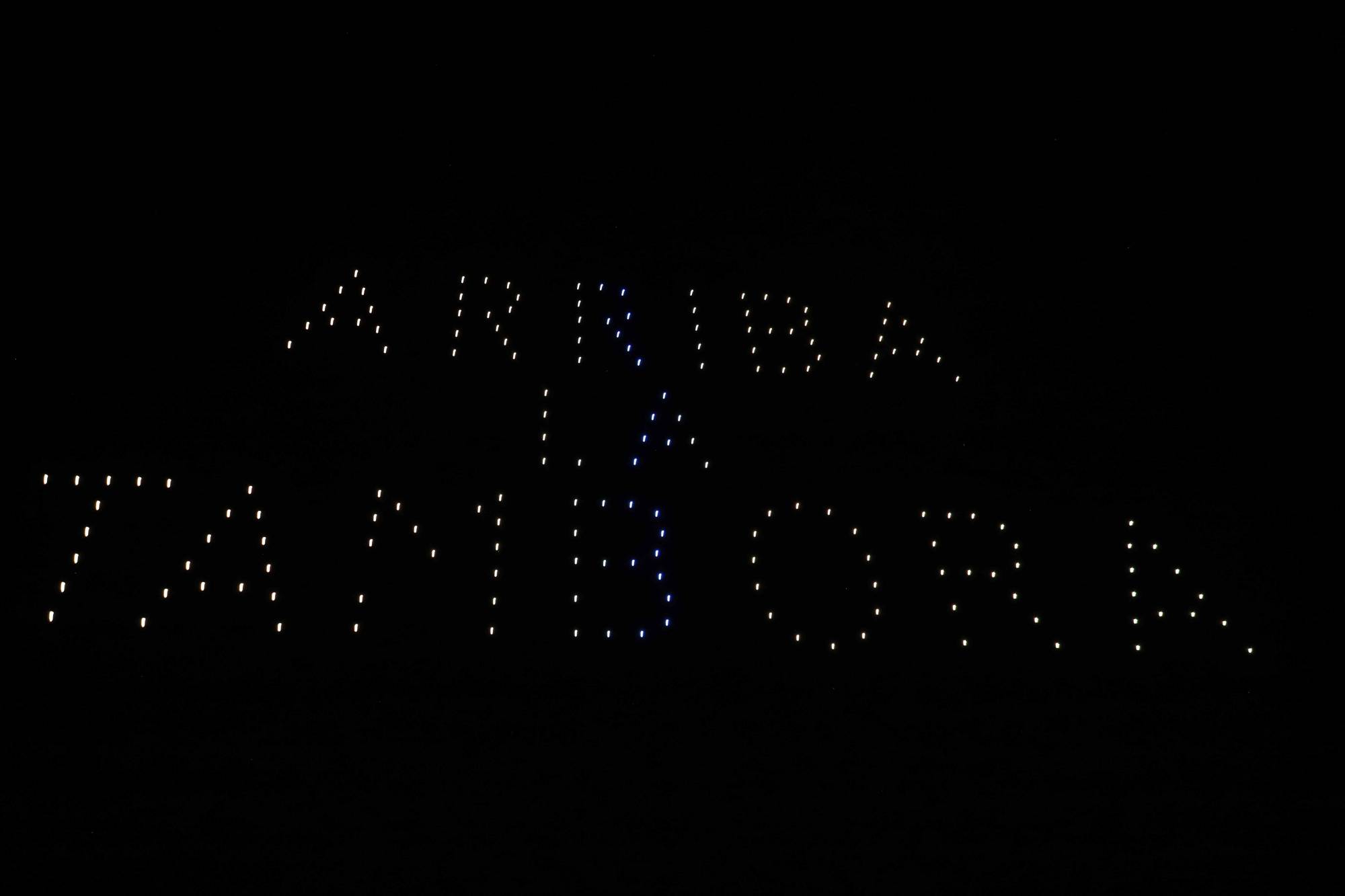 $!El lema “Arriba la Tambora” se dejó ver con drones en le cielo porteño.