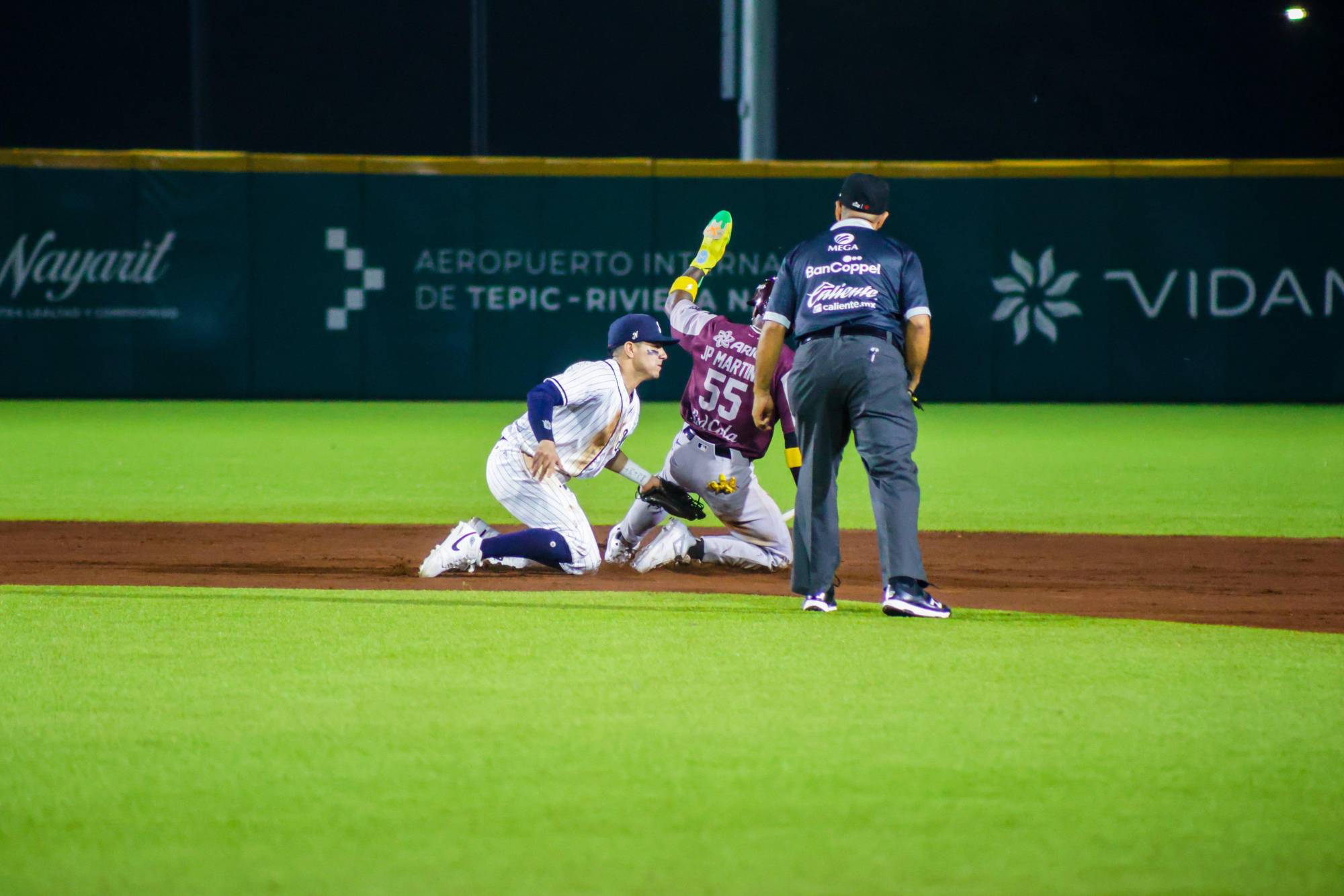 $!Tomateros caza a Jaguares en entradas extras y empareja la serie
