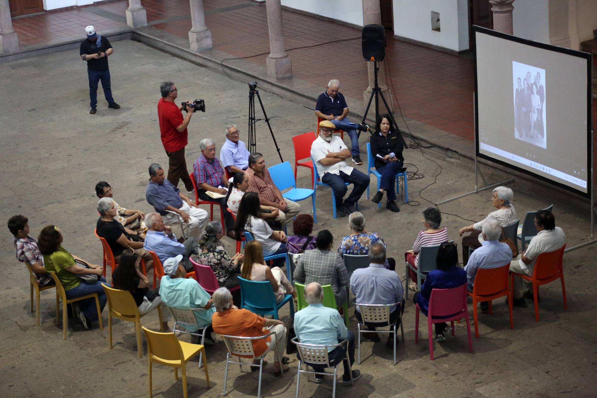 $!El conversatorio fue coordinado por Inna Teresa Álvarez, jefa del Masin y contó con la participación de Rodolfo Arriaga Robles, director de Programación Artística.