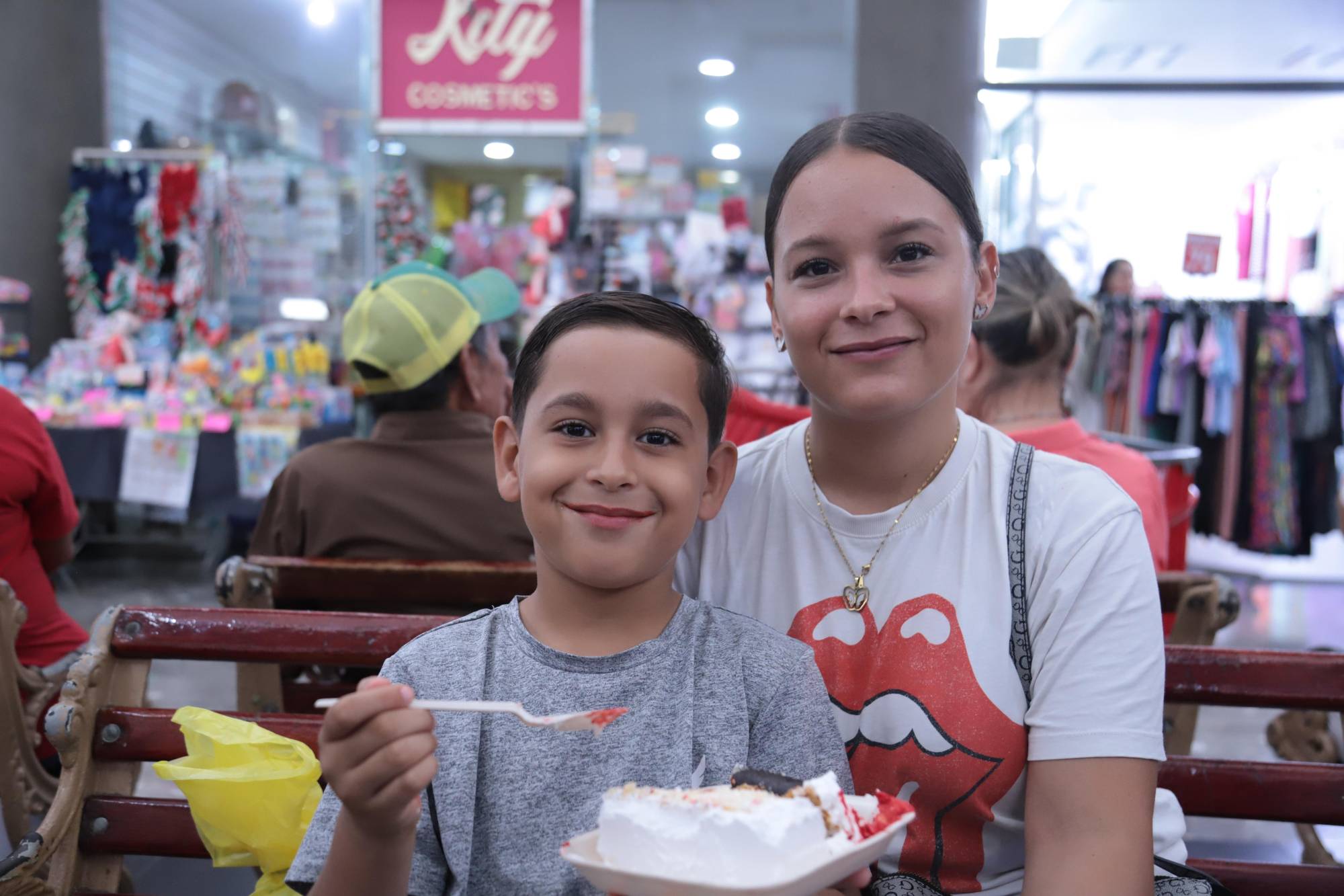$!Santiago Cruz Lizárraga con su mamá Giselle Lizárraga.