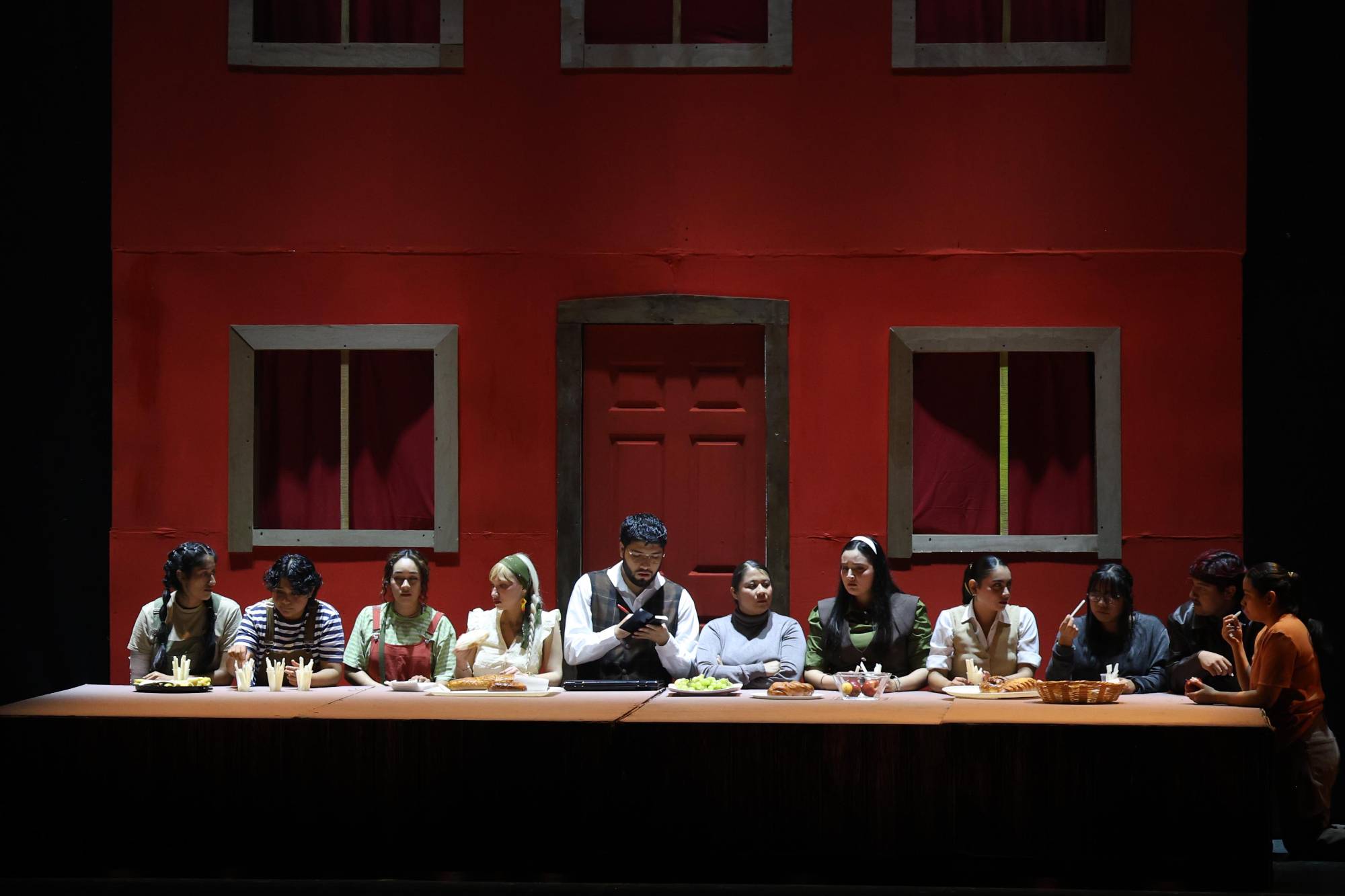 $!El elenco de ‘Papá Conejo’ conectó con el público durante una noche de risas, emociones y reflexión en el escenario.