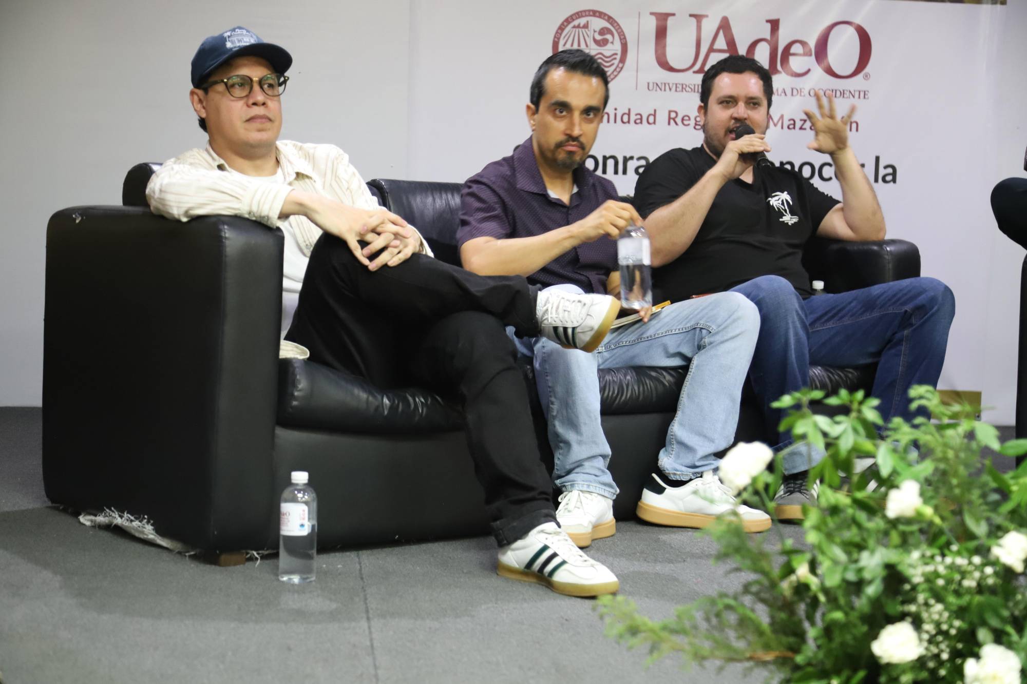 $!Saúl Valdez, Fernando Alarriba y Julio Zataráin durante su presentación en el conversatorio.