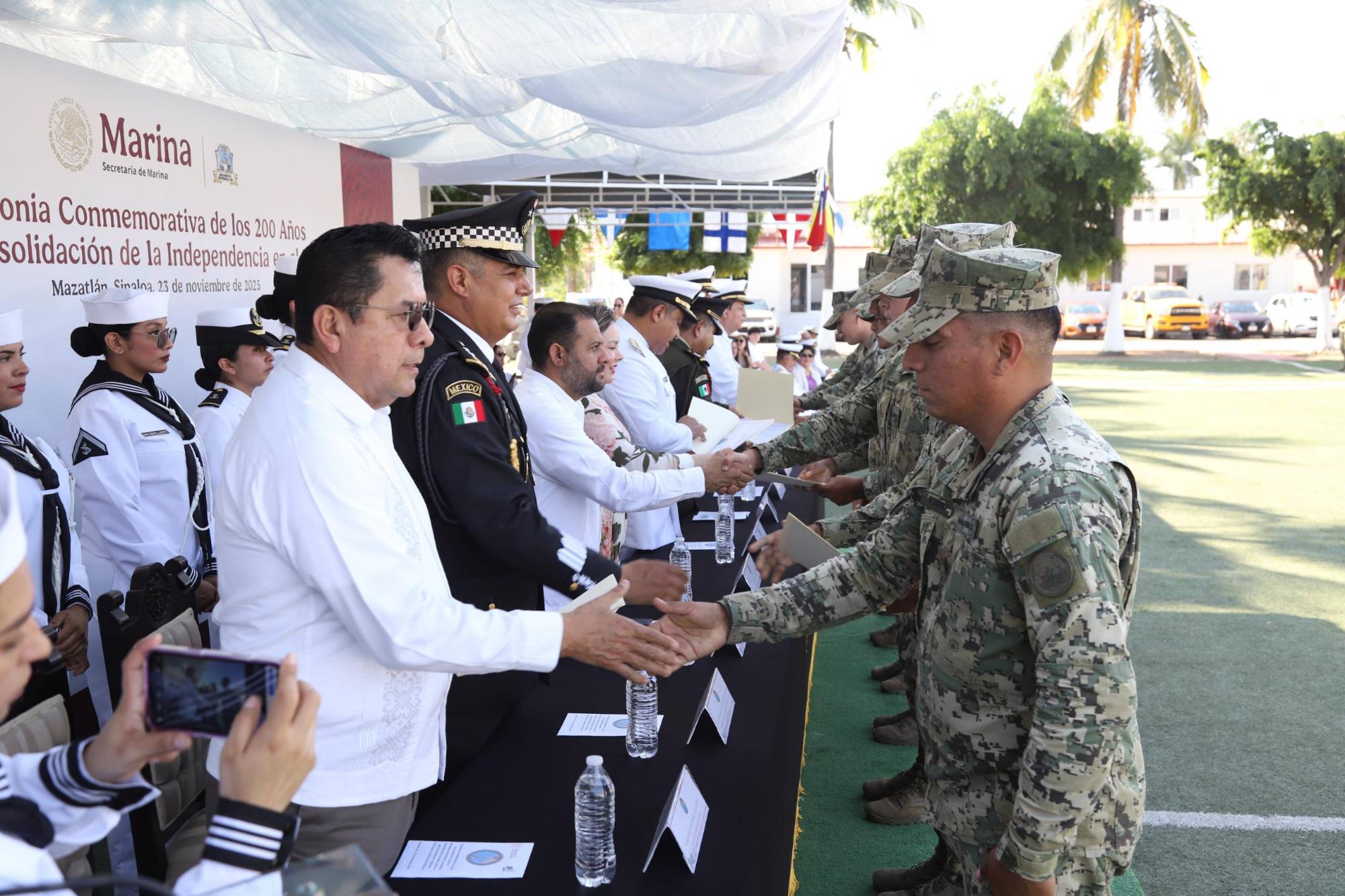 $!Armada de México celebra 200 años de independencia en la mar y entrega ascensos en Mazatlán