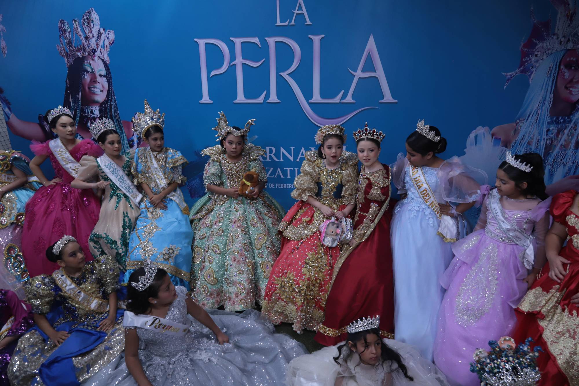 $!Las reinitas infantiles protagonizaron un coctel previo a la coronación.