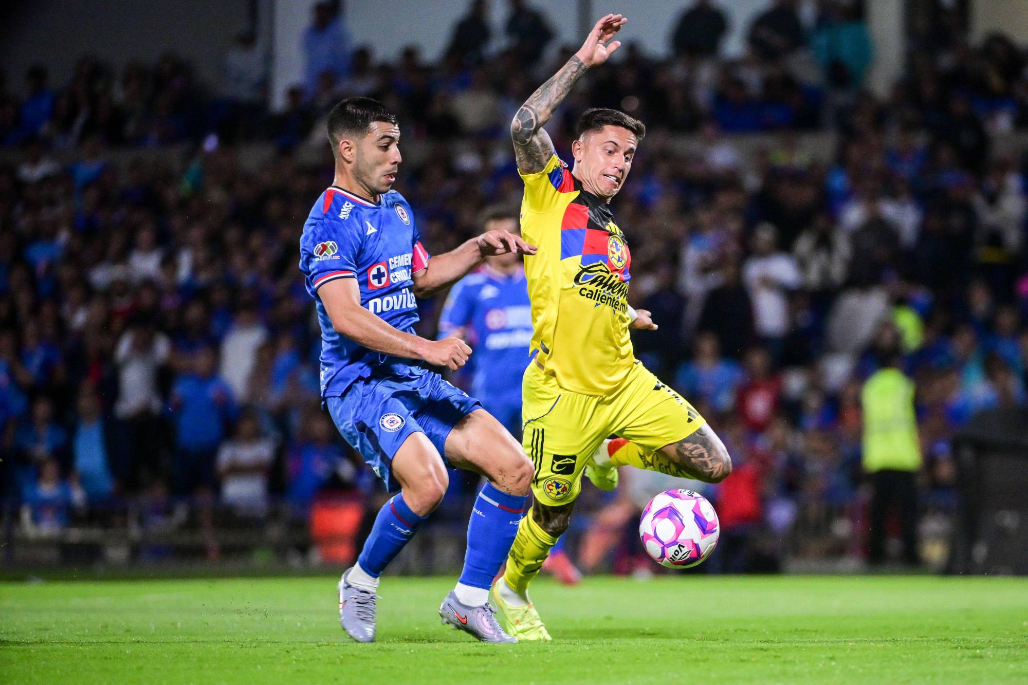 $!Cruz Azul remonta y vence al América en el Clásico Joven