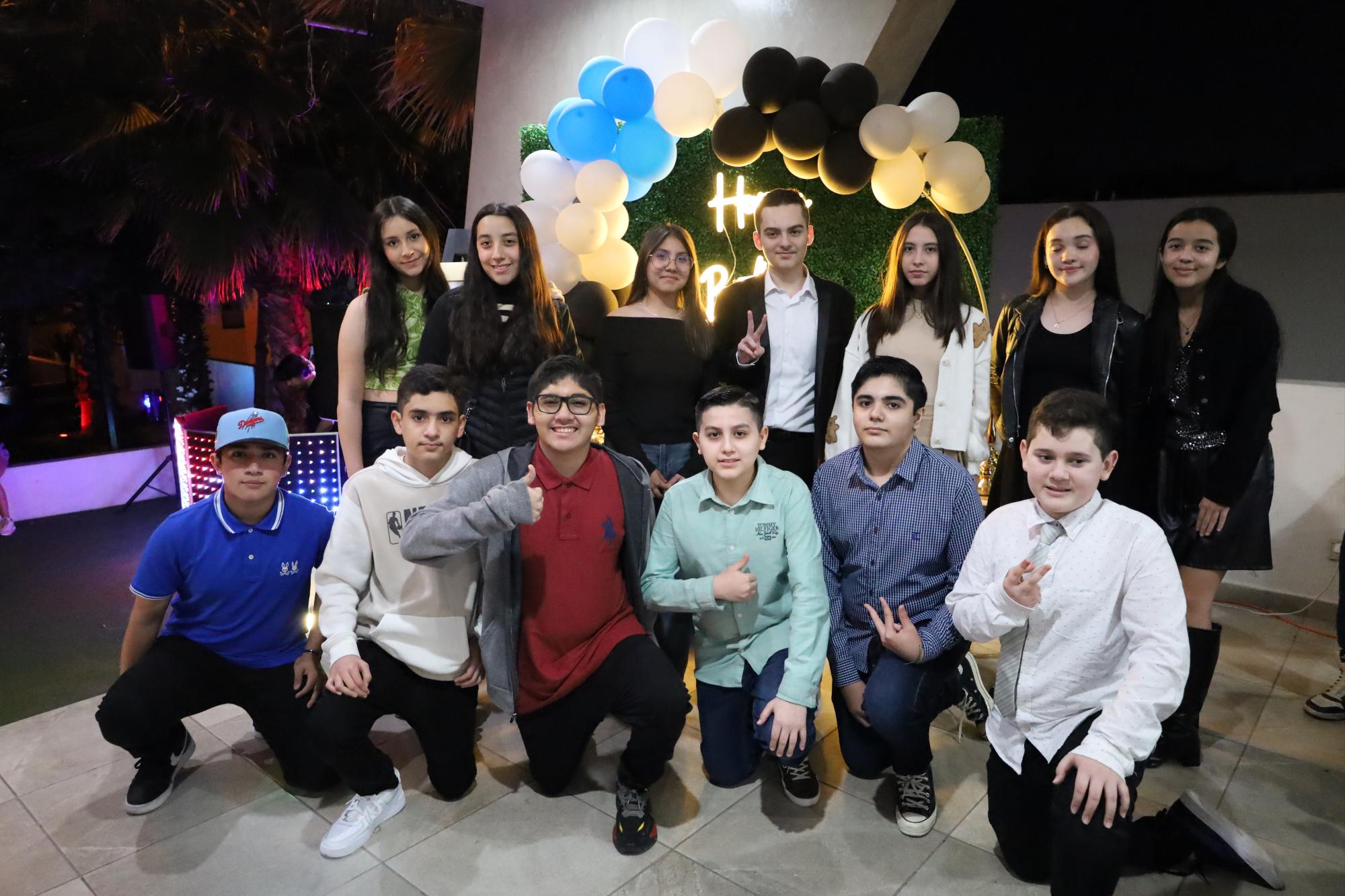 $!Sus compañeros del Instituto América lo festejaron.