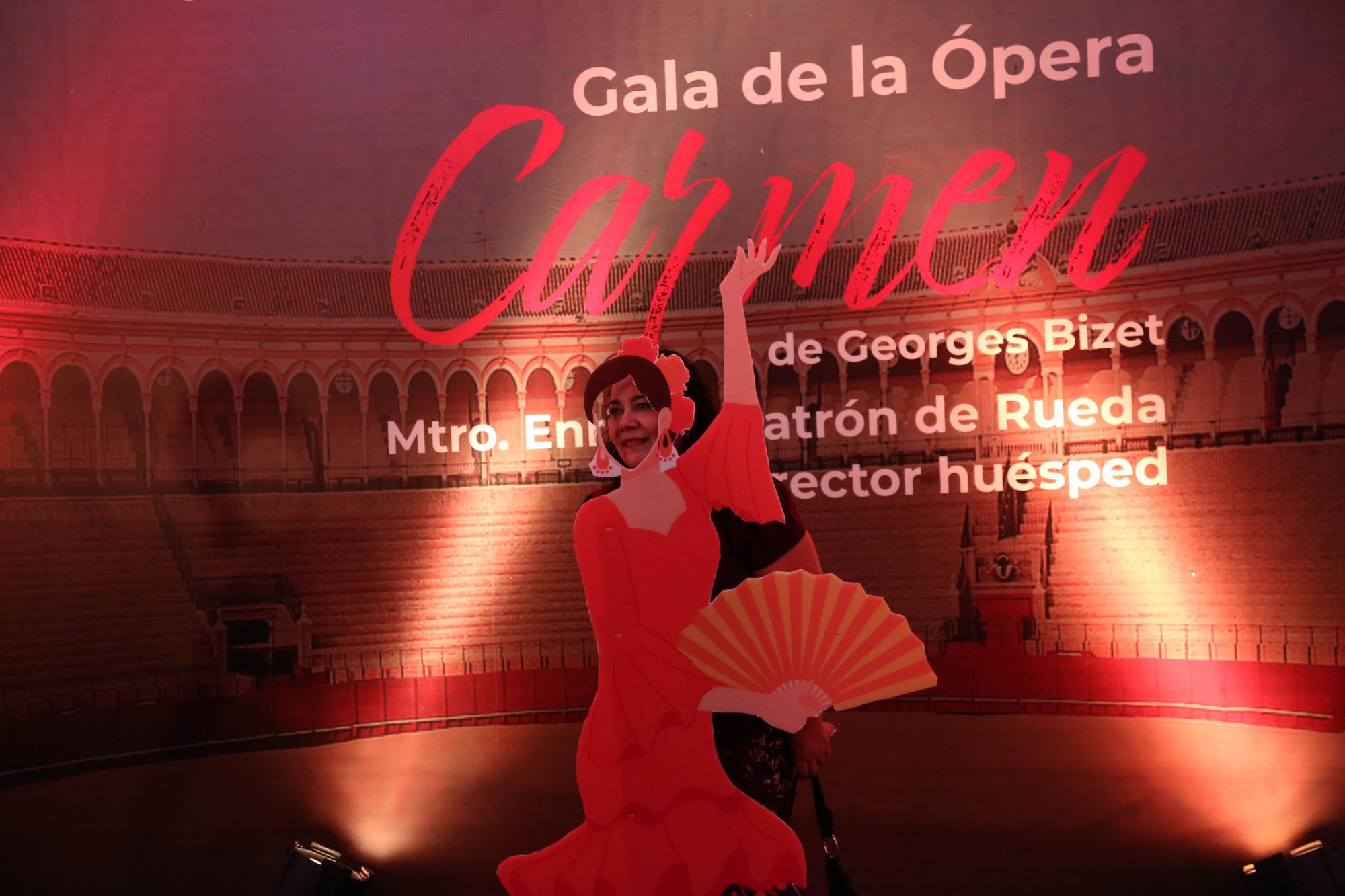 $!En el lobby del teatro se puso una escenografía y el público se divirtió tomándose fotos como ‘Carmen’.