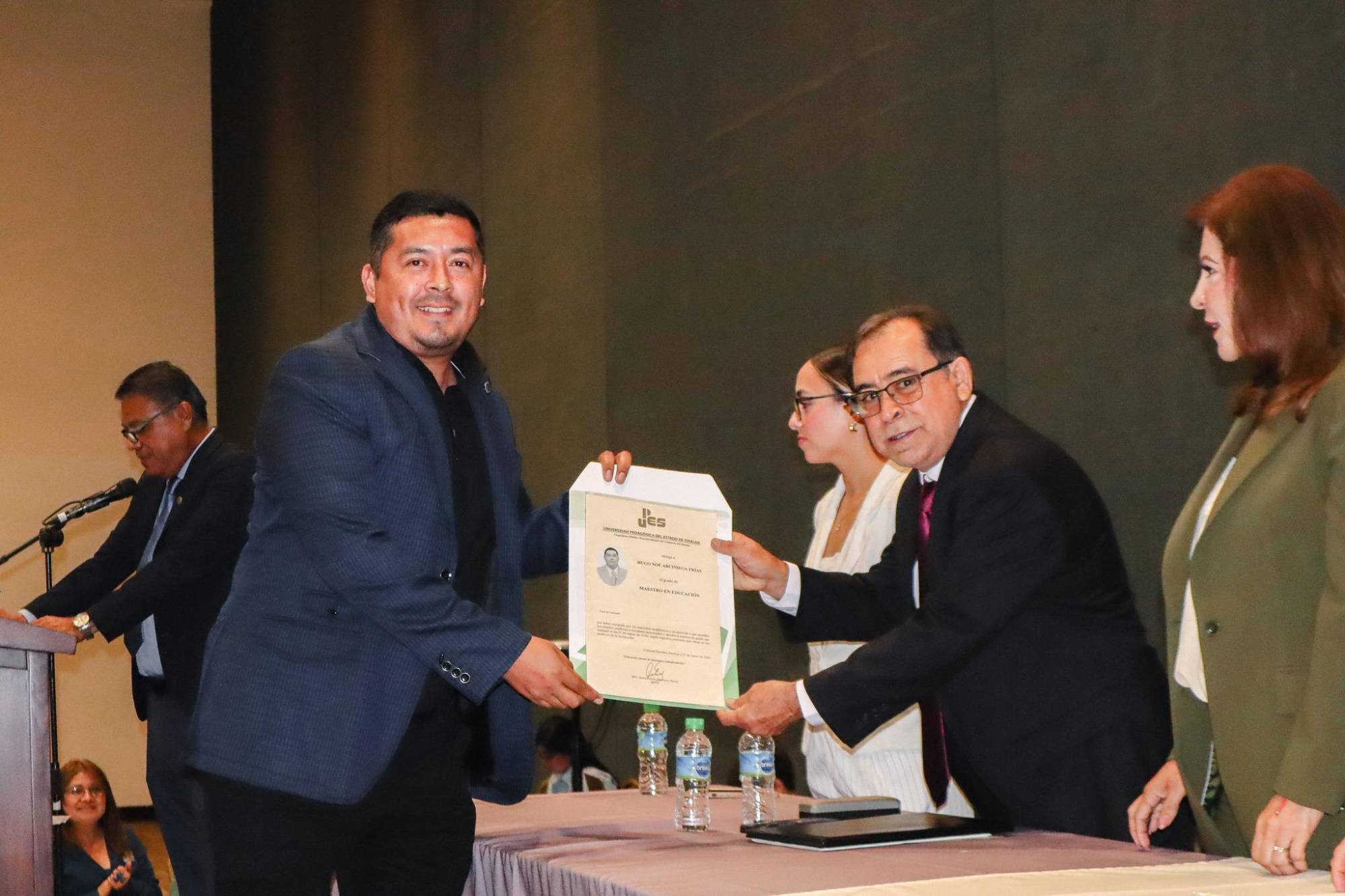 $!Hugo Noé Arciniega Frías recibe su documentación de manos de Mario Alberto Morales Acosta, director UPES Mazatlán.