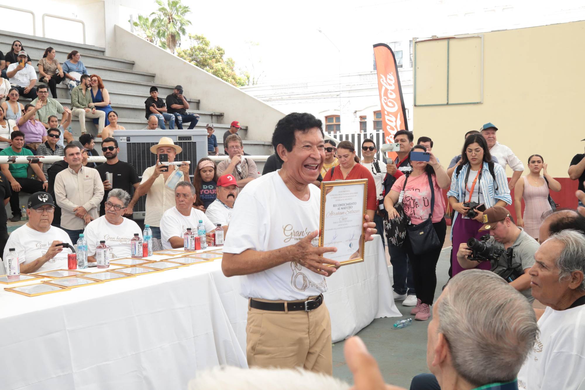 $!Abraham “Chito” Salazar, muy contento con su reconocimiento.