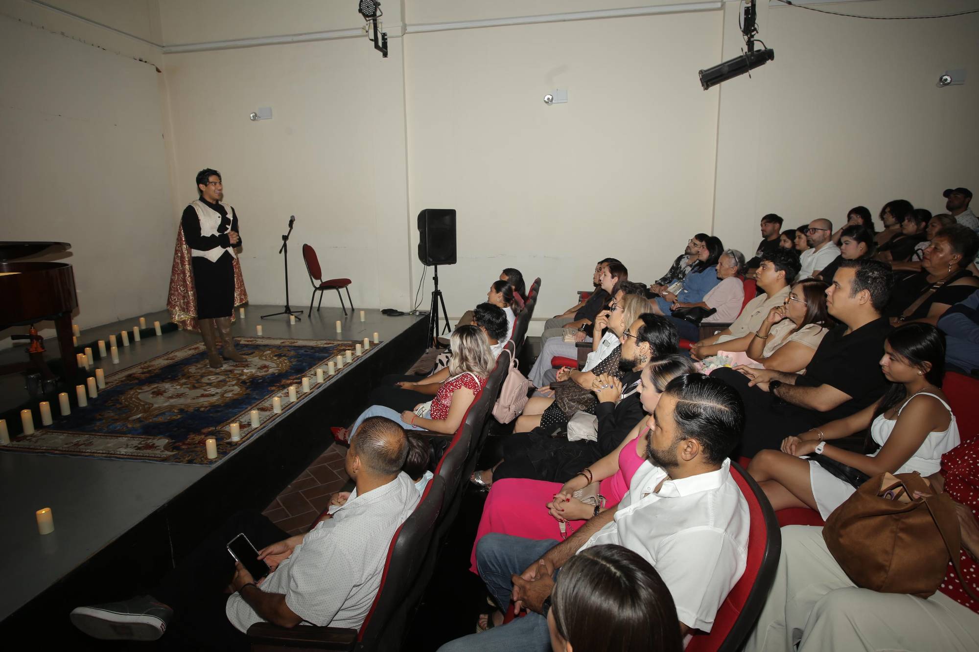 $!El instructor de canto Adrián Guízar expresó unas palabras de bienvenida a los presentes.