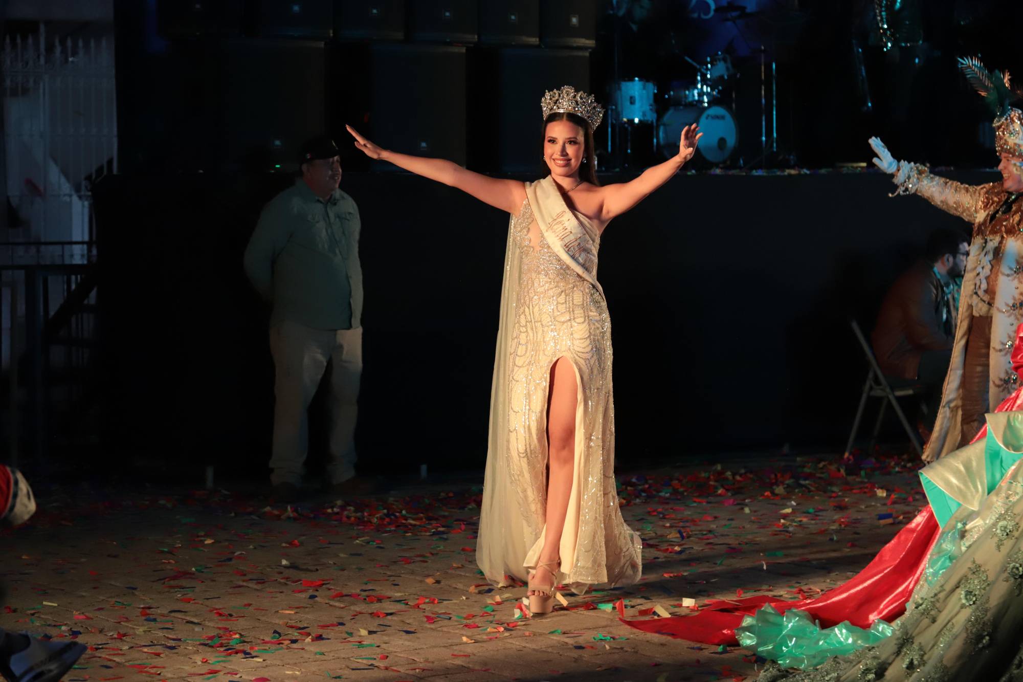$!Siu Ling Cotero Chío, Reina de los Juegos Florales del Carnaval de Mazatlán 2024, realizó su pasarela.