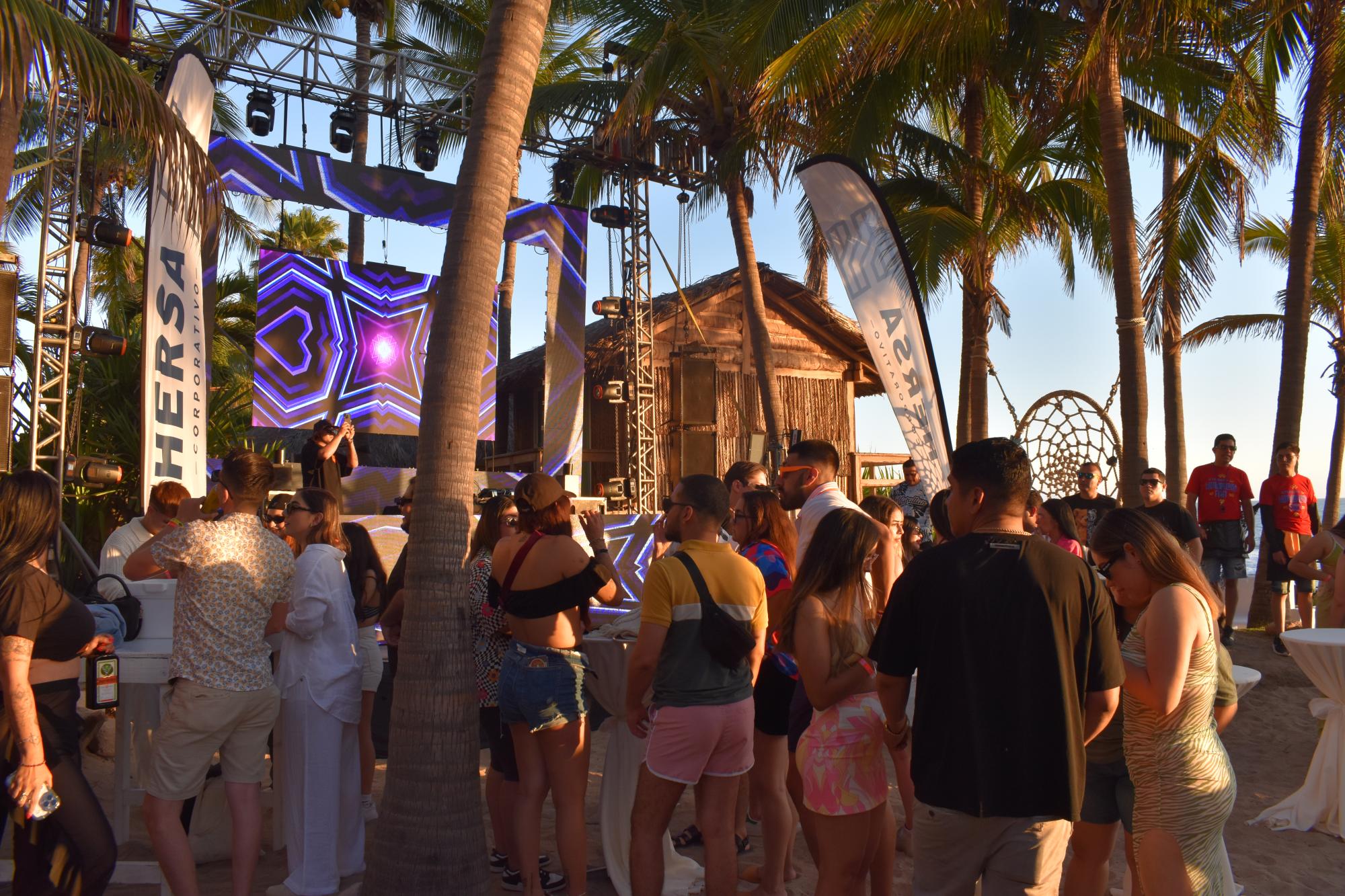 $!De la puesta del sol, la playa y el clima del puerto fueron de las cosas que disfrutaron decenas de jóvenes que asistieron al evento.