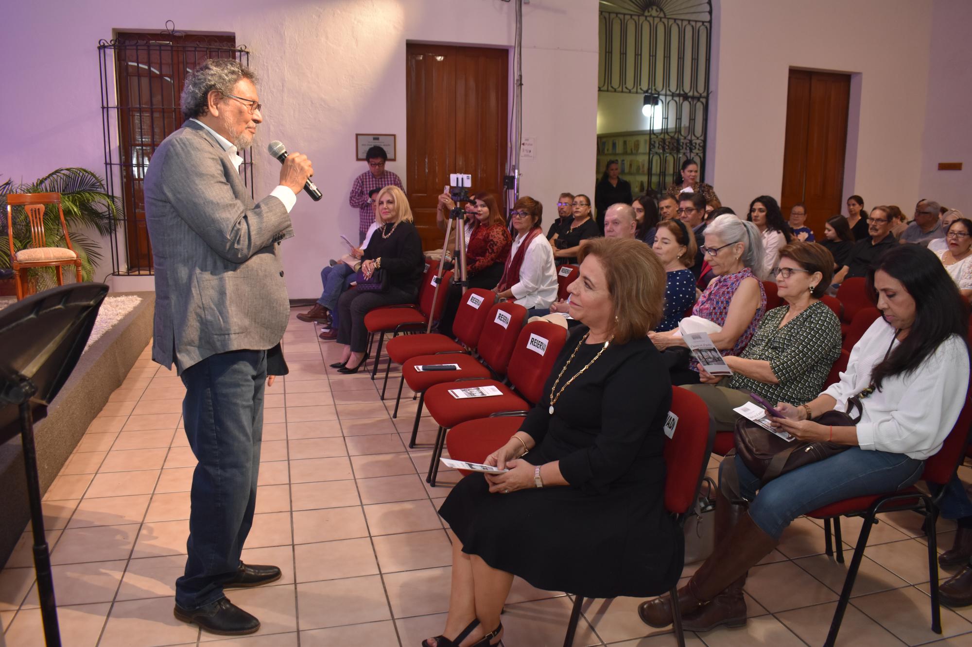 $!Élmer Mendoza, presidente de El Colegio de Sinaloa, dio la bienvenida al público.