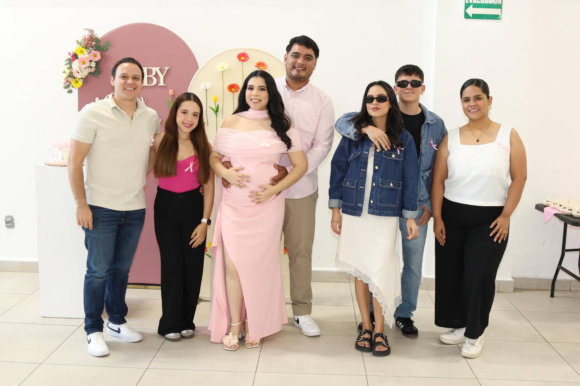 $!Ismael Tirado, Marcela Martínez, los futuros papás, Isabel Sánchez, Horaldo López y Aranza Luebanos.