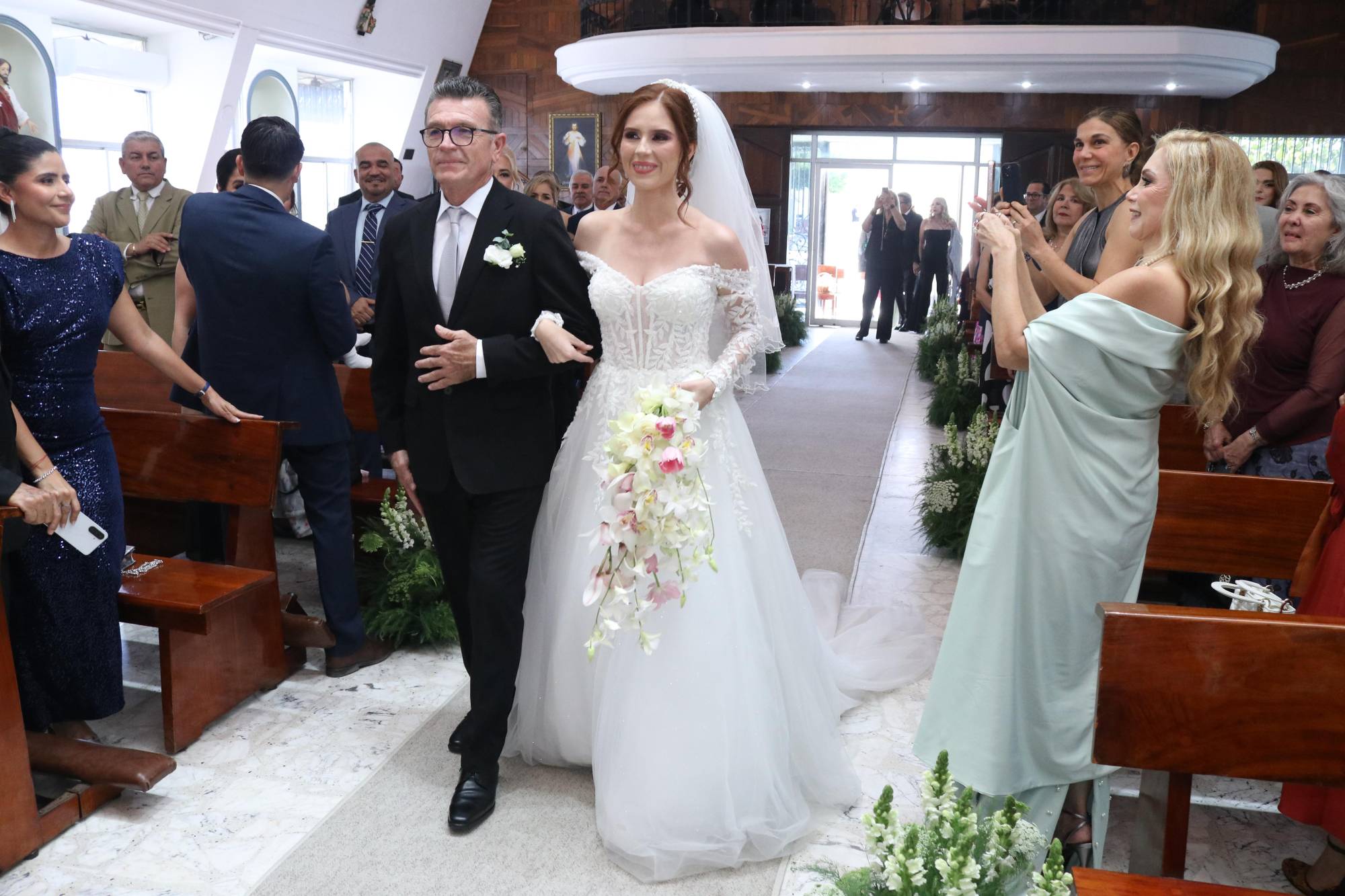 $!La novia ingresó a la iglesia acompañada de su papá Domingo Chávez García.