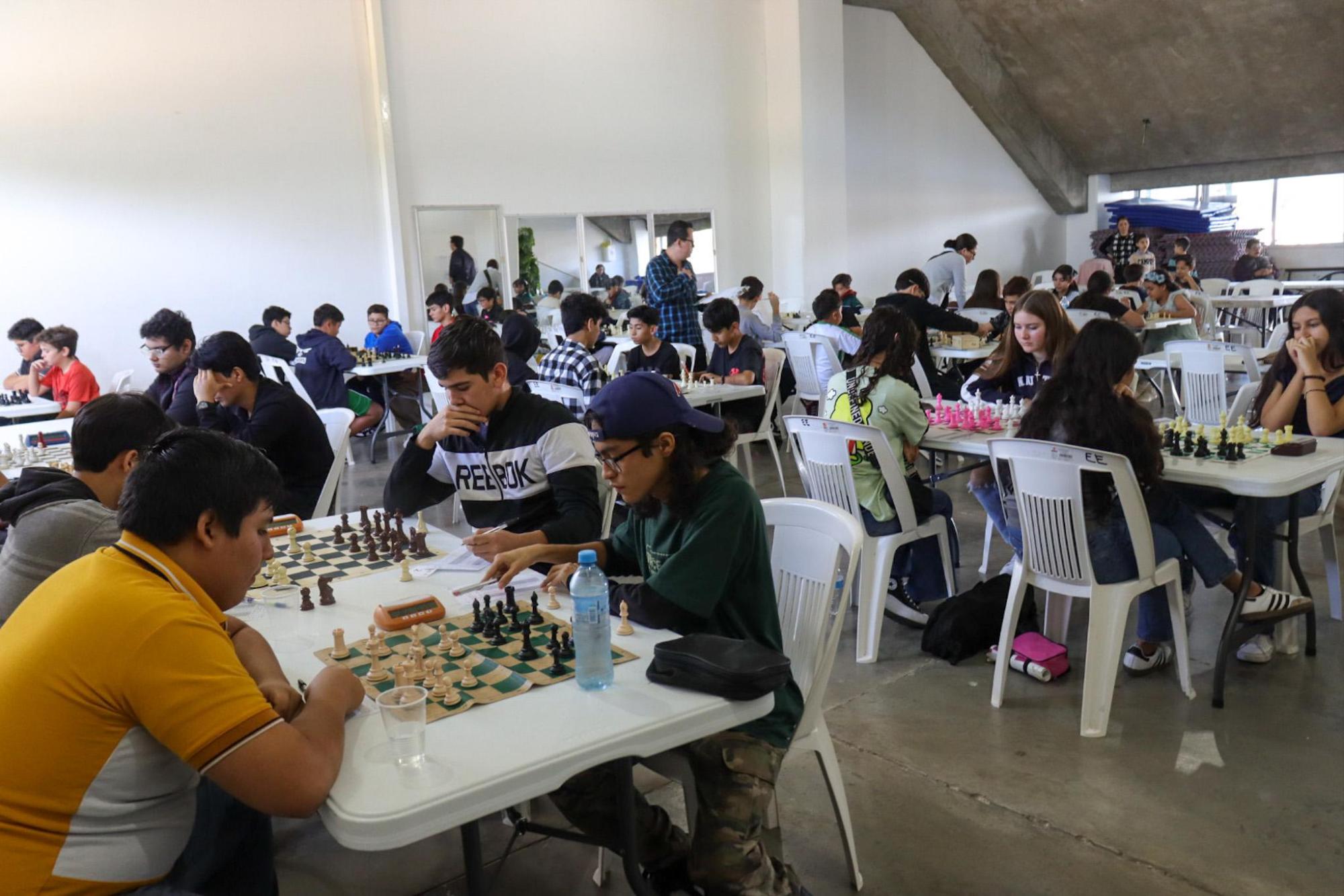 $!Compiten cuadro a cuadro por las mejores posiciones en el Municipal de Ajedrez