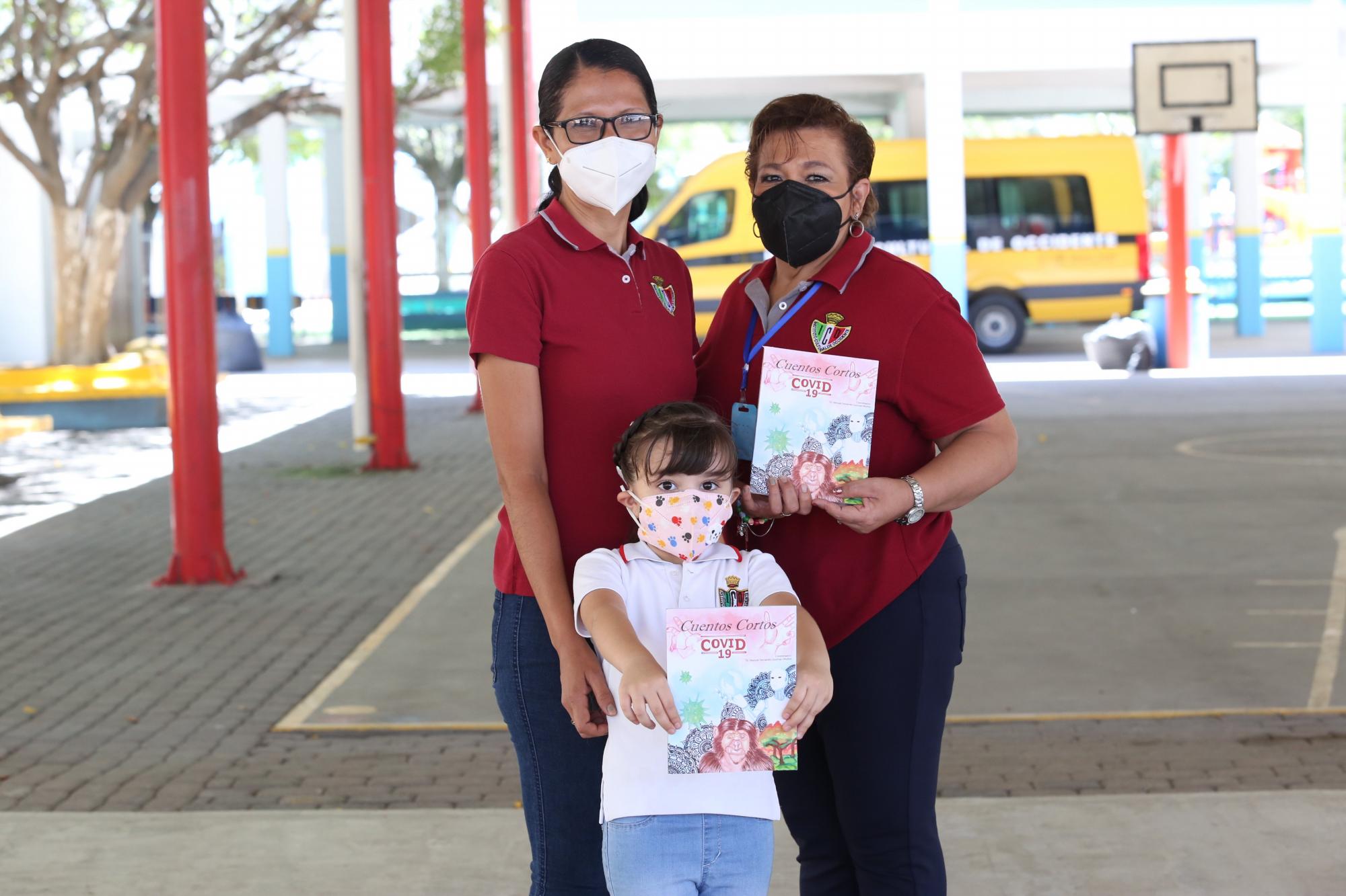 $!La pequeña Gloria Sofía Osuna, con la profesora Eva Lizeth Martínez y la directora de preescolar, Beatriz Rodríguez Hermosillo.