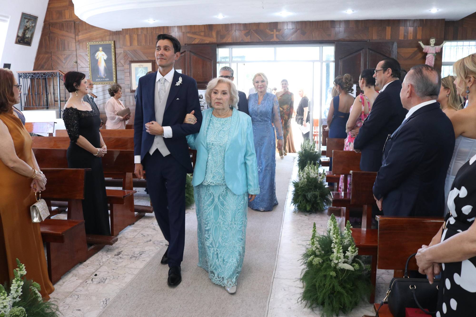 $!Acompañado de su abuelita Nori Arias, el novio caminó hacia el altar.