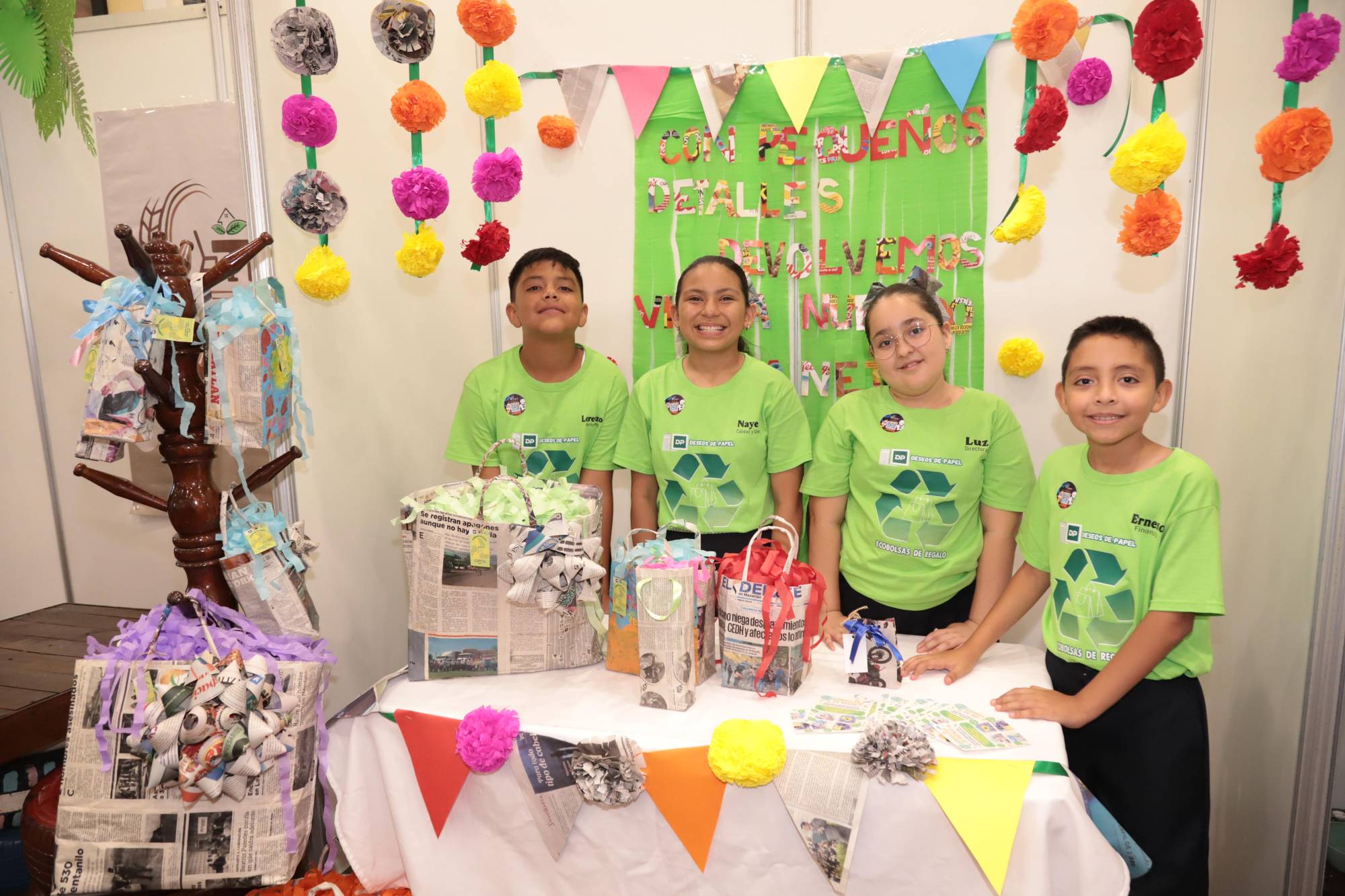 $!El equipo Deseos de Papel, integrado por Lorenzo Osuna, Nayeli Elizabeth Osuna, Luz Elena Rodríguez y Jesús Ernesto Munguia, de la Primaria Servando A. Casanova Mier.