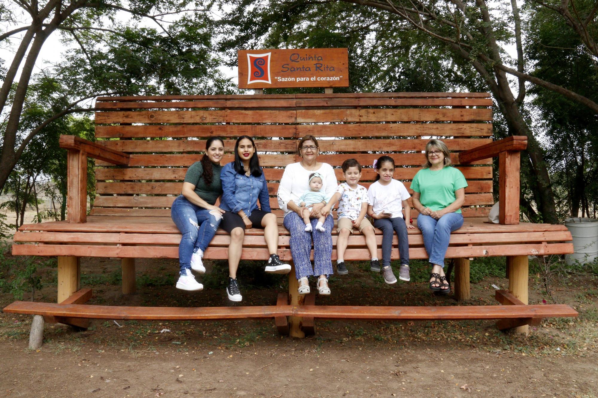 $!En la Quinta, familias enteras se toman la foto del recuerdo.