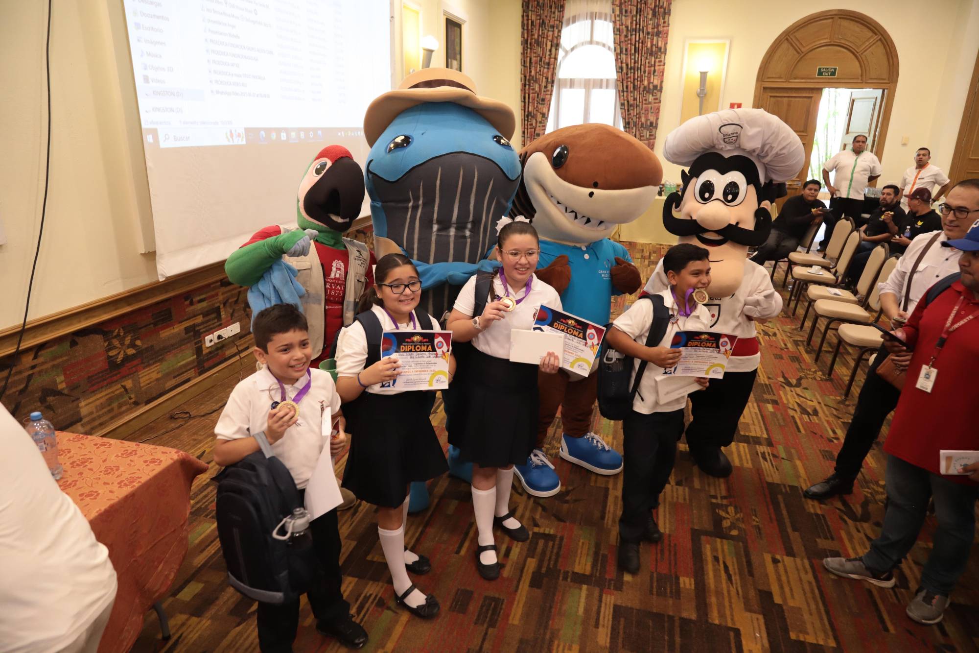 $!Ian Dayrel Núñez, Reyna Noemi Camberos, Joseline Andrea Portillo y José Heriberto Machado, integrantes del equipo “Pine Crafts”, contentos con sus regalos de primer lugar.