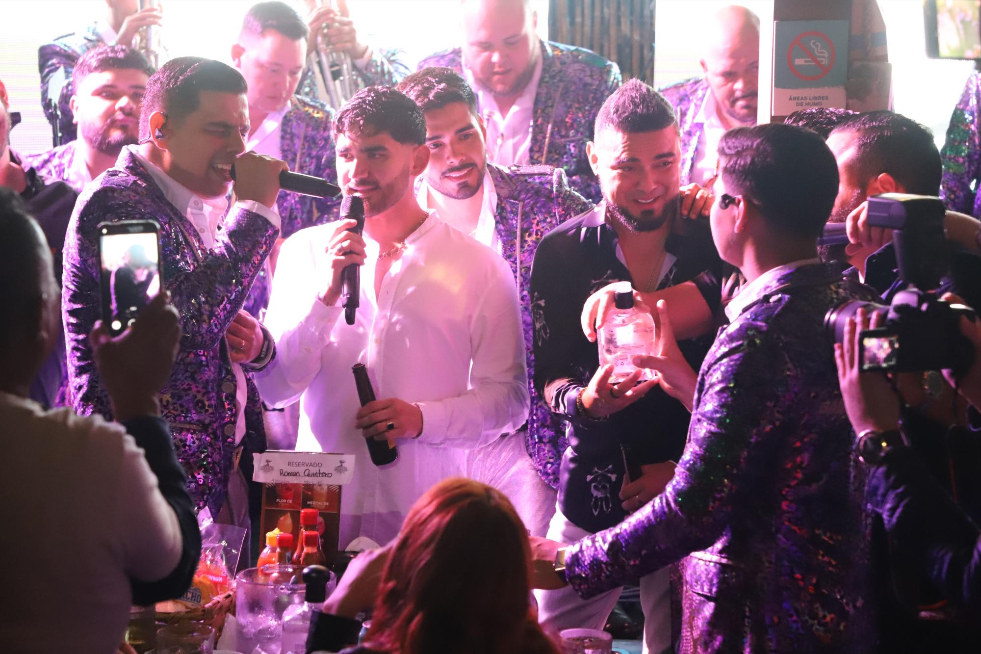 $!Ricardo Yocupicio y Geovanni Mondragón, vocalistas de la Banda El Recodo, estuvieron presentes y cantaron algunas melodías.