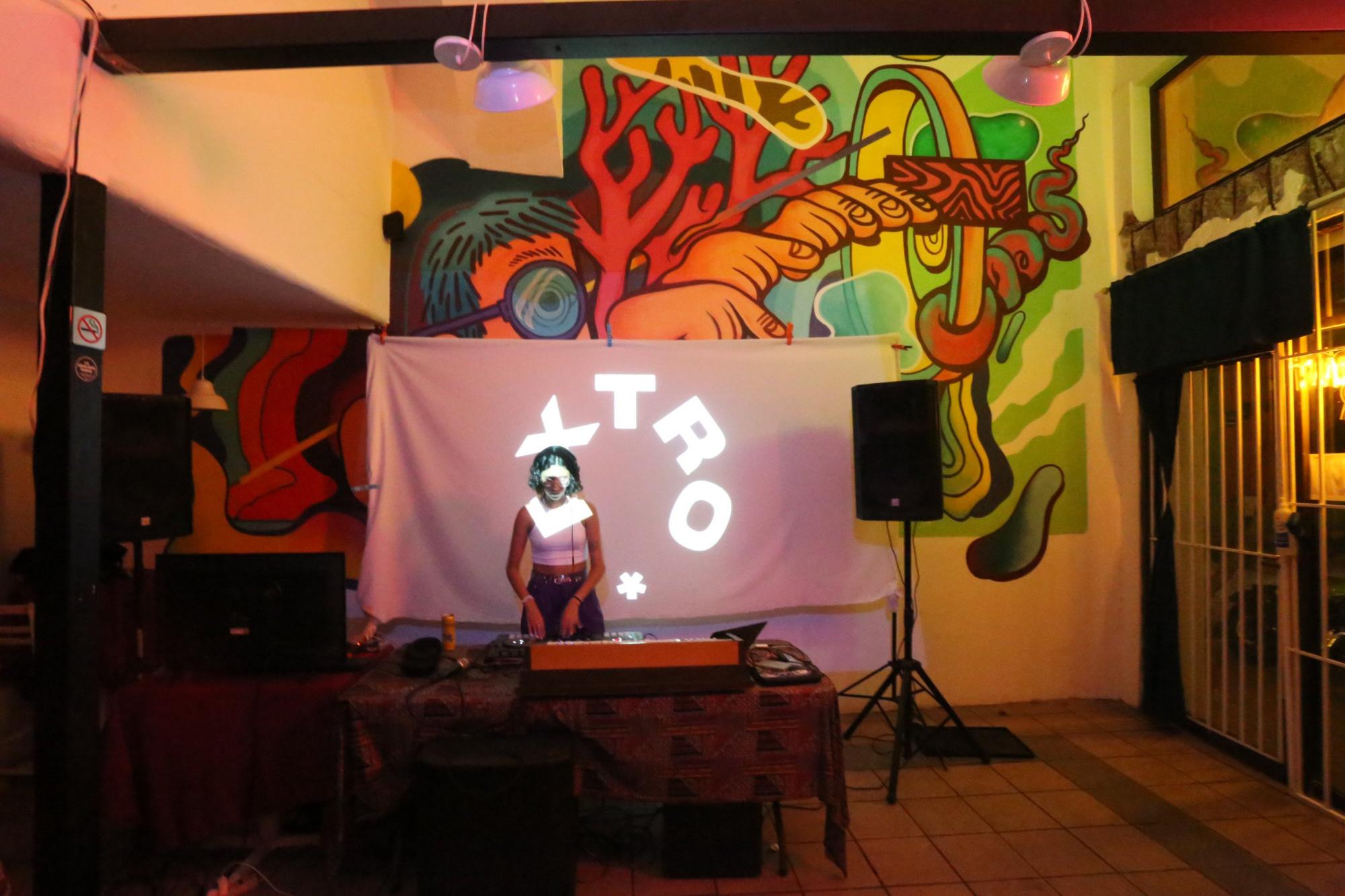 $!La DJ Kareli ambientó el lanzamiento del restaurante y la canción ‘Caos’.