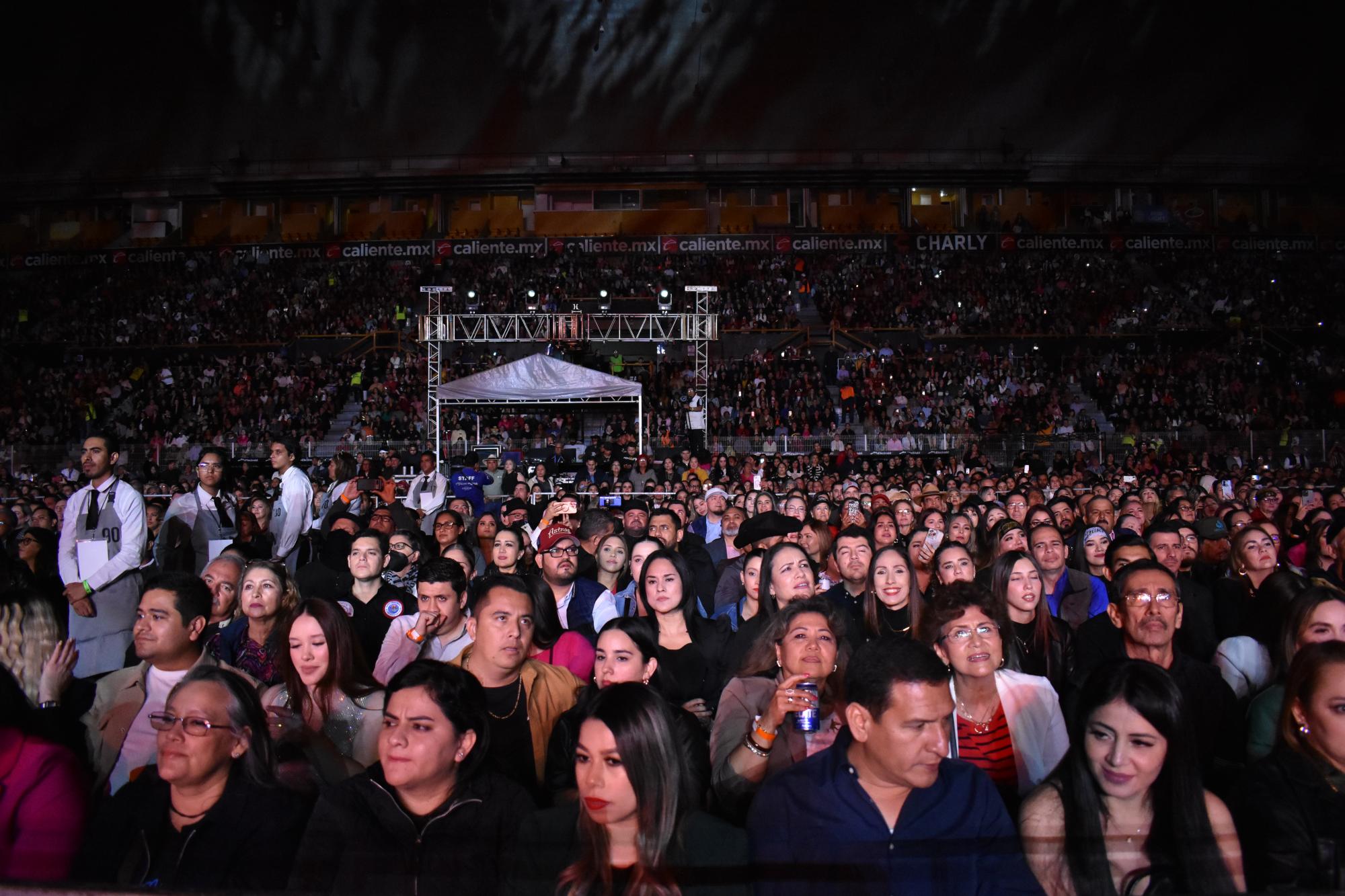 $!A ritmo del ‘Buki’ bailan y cantan los sinaloenses en Estadio de Los Dorados