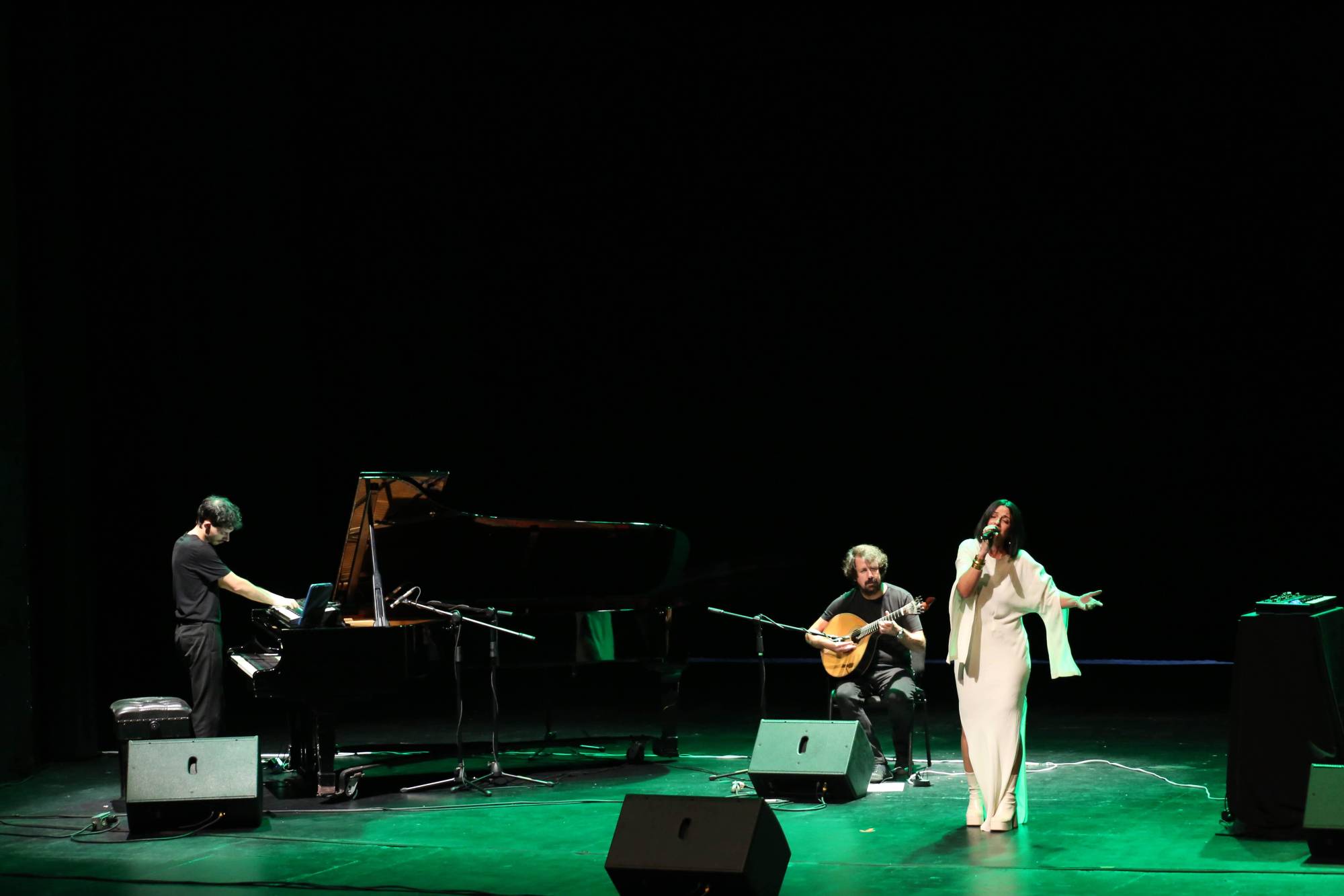 $!Lina se acompañó de guitarra, piano y percusiones para interpretar “Fado Camões”.
