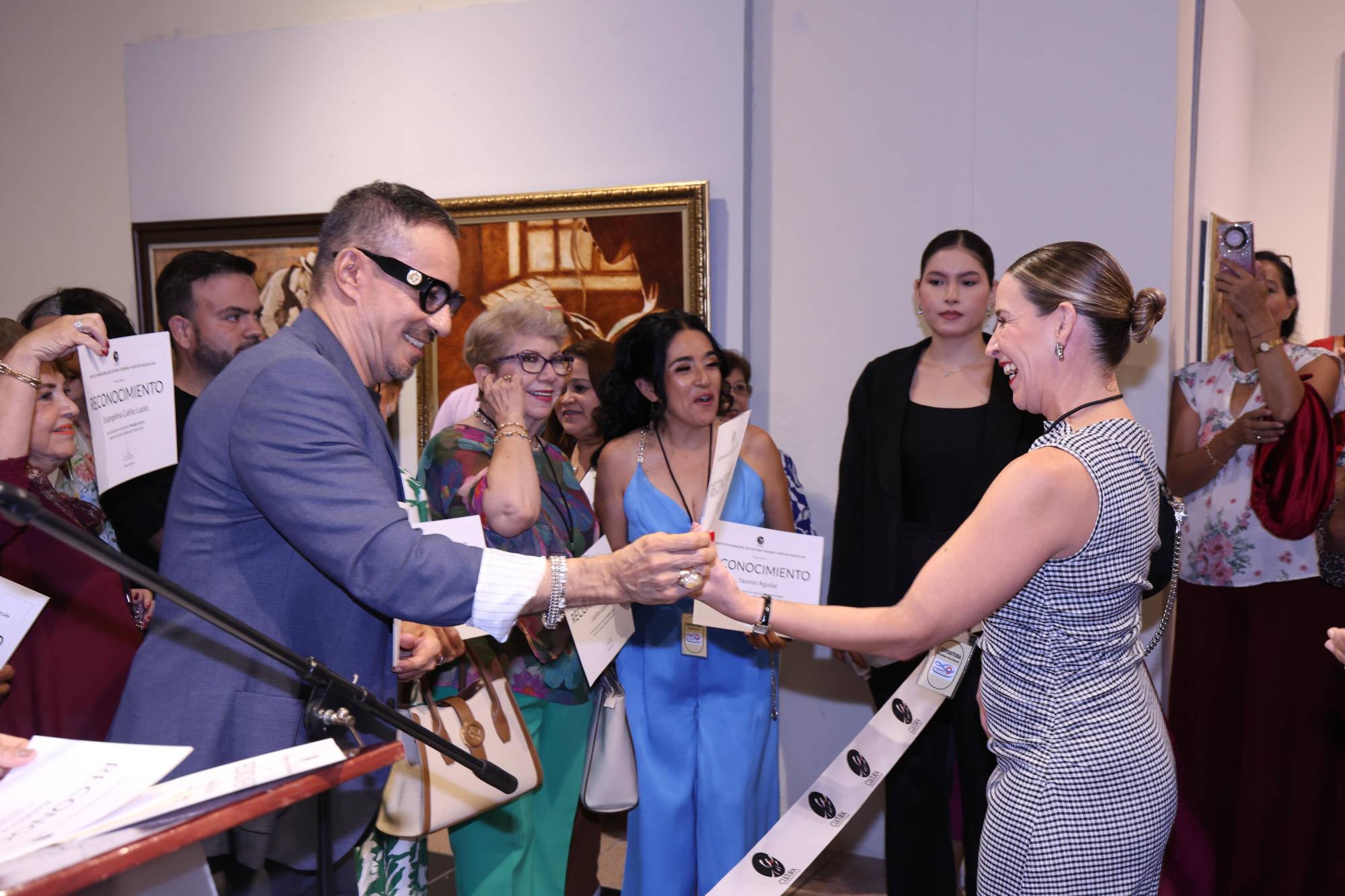 $!Los artistas participantes recibieron reconocimientos durante el acto inaugural.