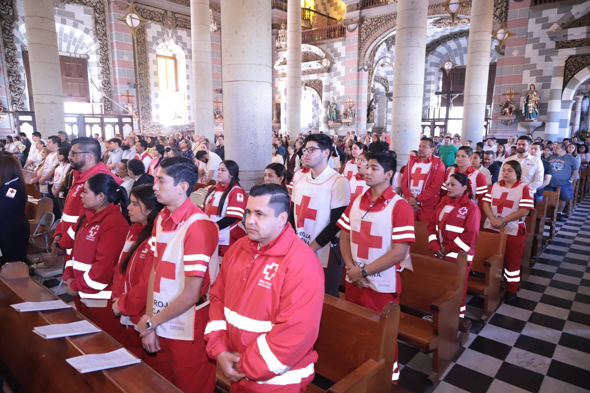 $!La familia de Cruz Roja Mazatlán se dio cita en la Catedral para pedir a Dios por una buena colecta anual.