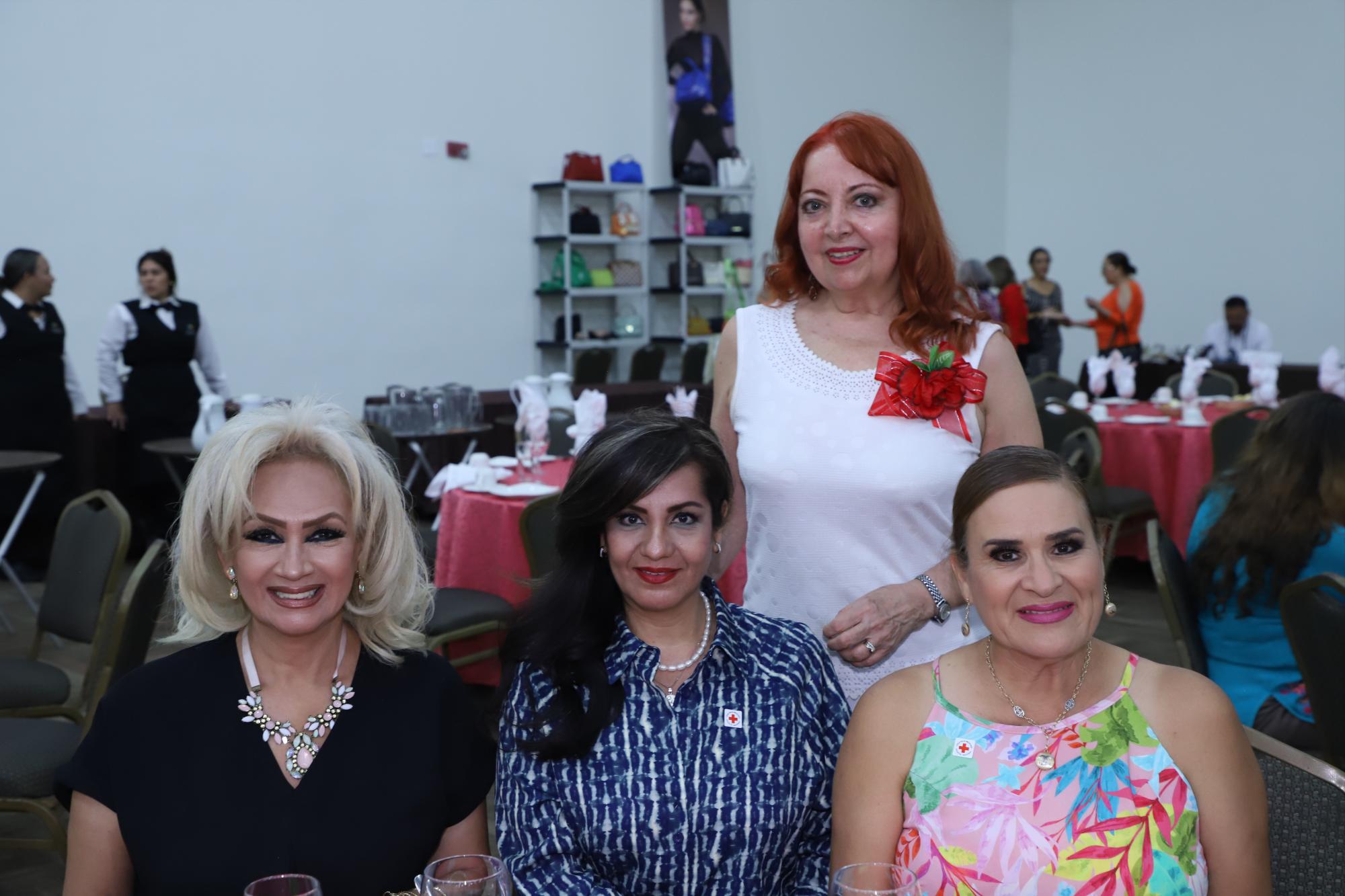 $!Laura Elena Ponzo con sus invitadas Liz Berumen, Marina Méndez y Nelly Padilla.