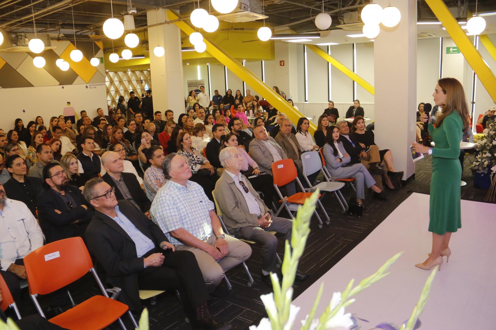 $!El público escuchó atento en informe de lo realizado el año pasado.