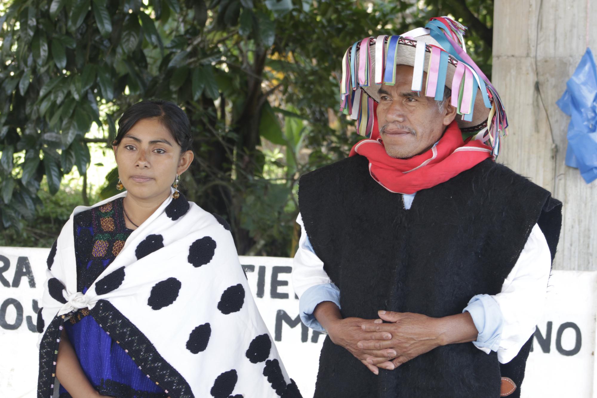 $!Guadalupe Vázquez con la mesa directiva de Las Abejas de Acteal, durante una narración de la masacre de Acteal, Chenalhó, Chiapas.
