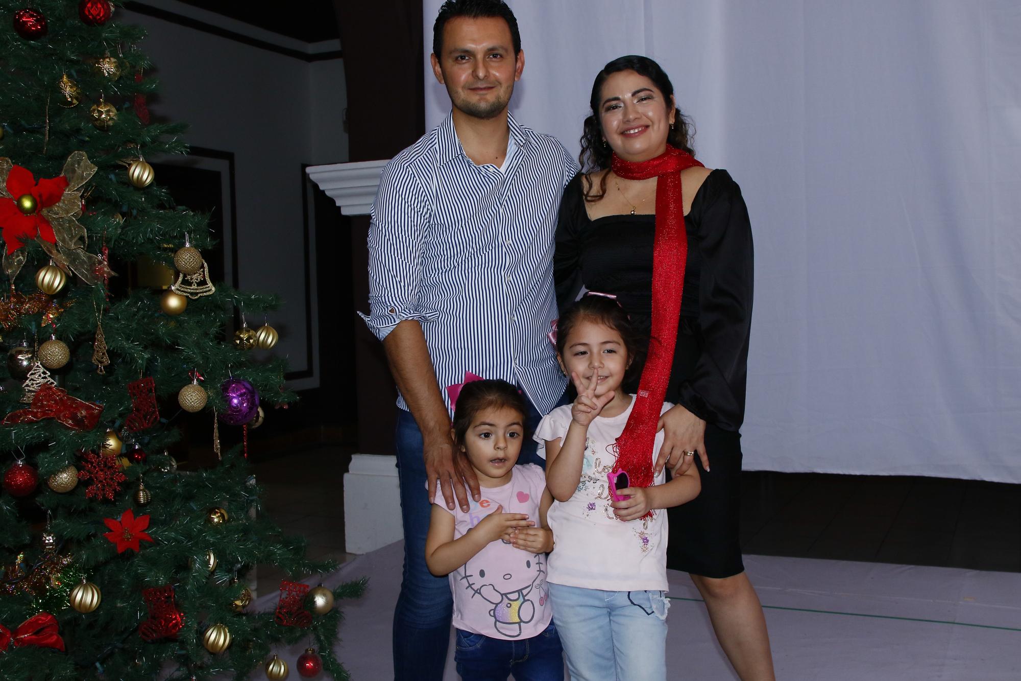 $!Román Cárdenas, Mayra Gómez y con sus hijas María Paula y Betsabé.