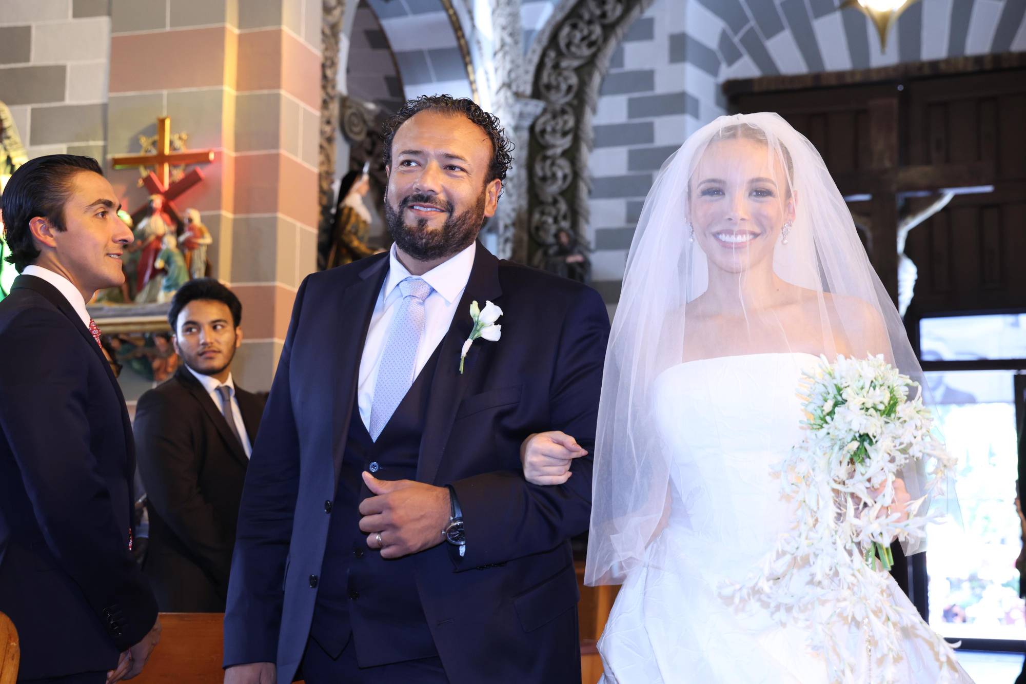 $!Con paso firme y llena de emoción, Francia Osuna Corral avanza hacia el altar acompañada de su papá, Rodolfo Osuna Ardínez.