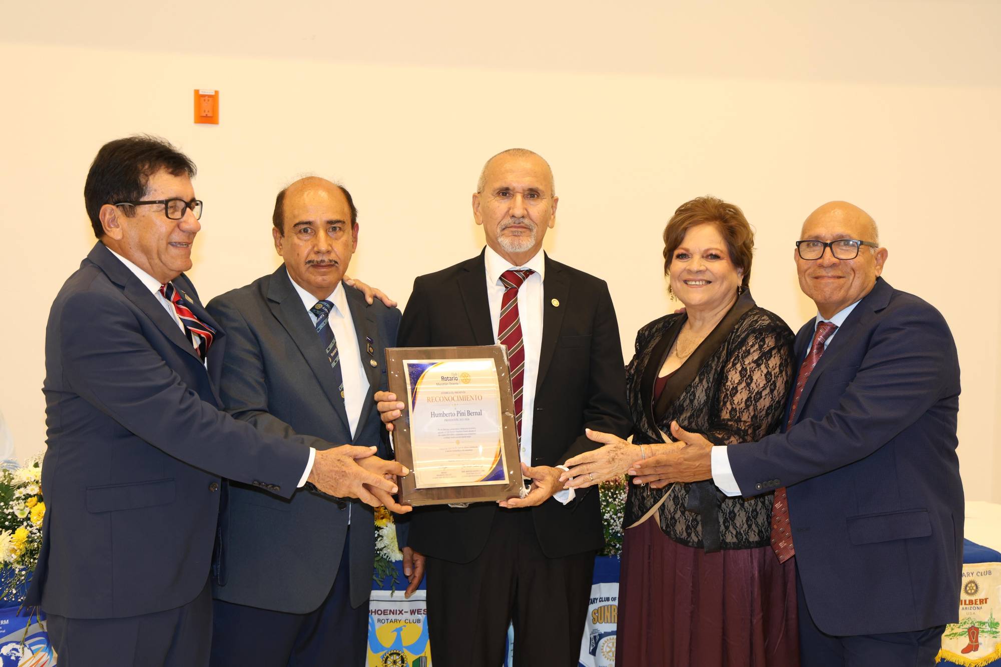 $!Humberto Pini Bernal recibe un reconocimiento por su labor al frente de la agrupación en el periodo 2025-2026.
