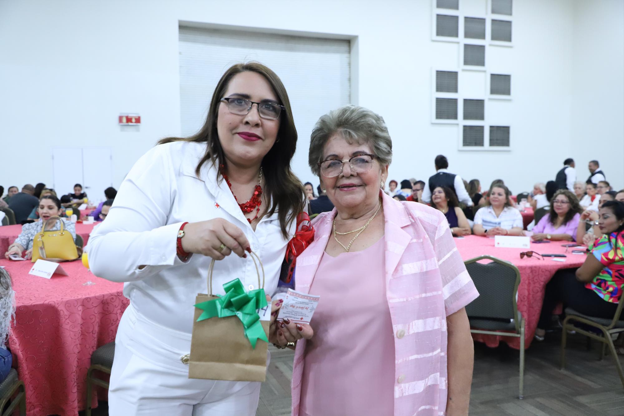 $!Laura Gavica entrega un regalo a María de la Luz López.