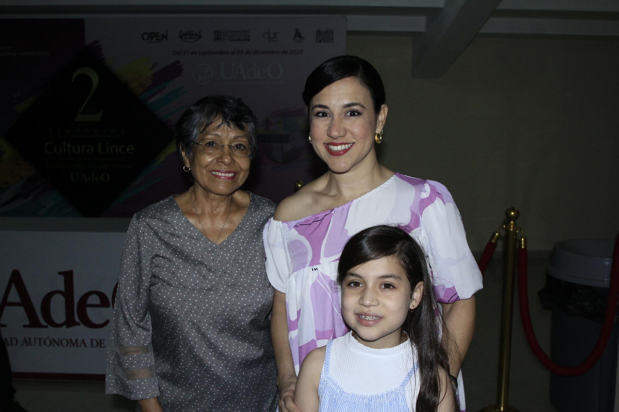 $!María del Carmen de la Cruz, Kathleen Suate y la pequeña Arya Espinoza.