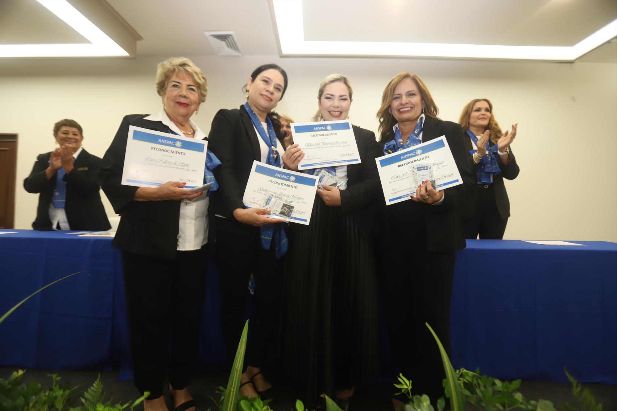 $!Liz junto a Lucy Calleros de Soto, Guillermina García y Elizabeth Benítez cumplió 15 años dentro de la agrupación este 2022.