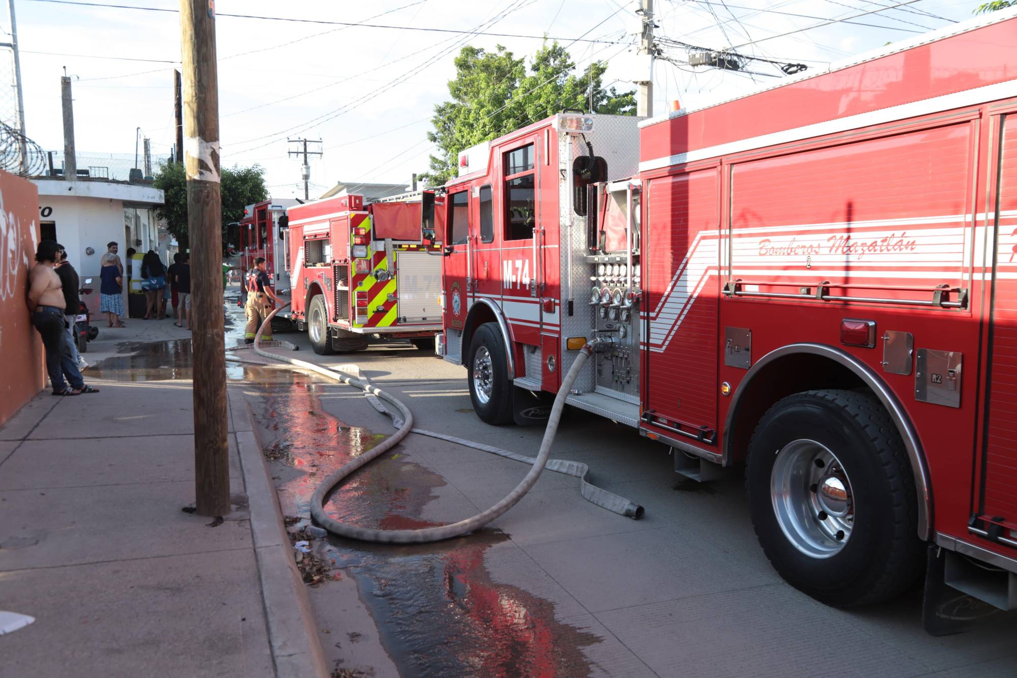 $!Con papalote causan caída de cable de alta tensión y se incendia autobús en Mazatlán