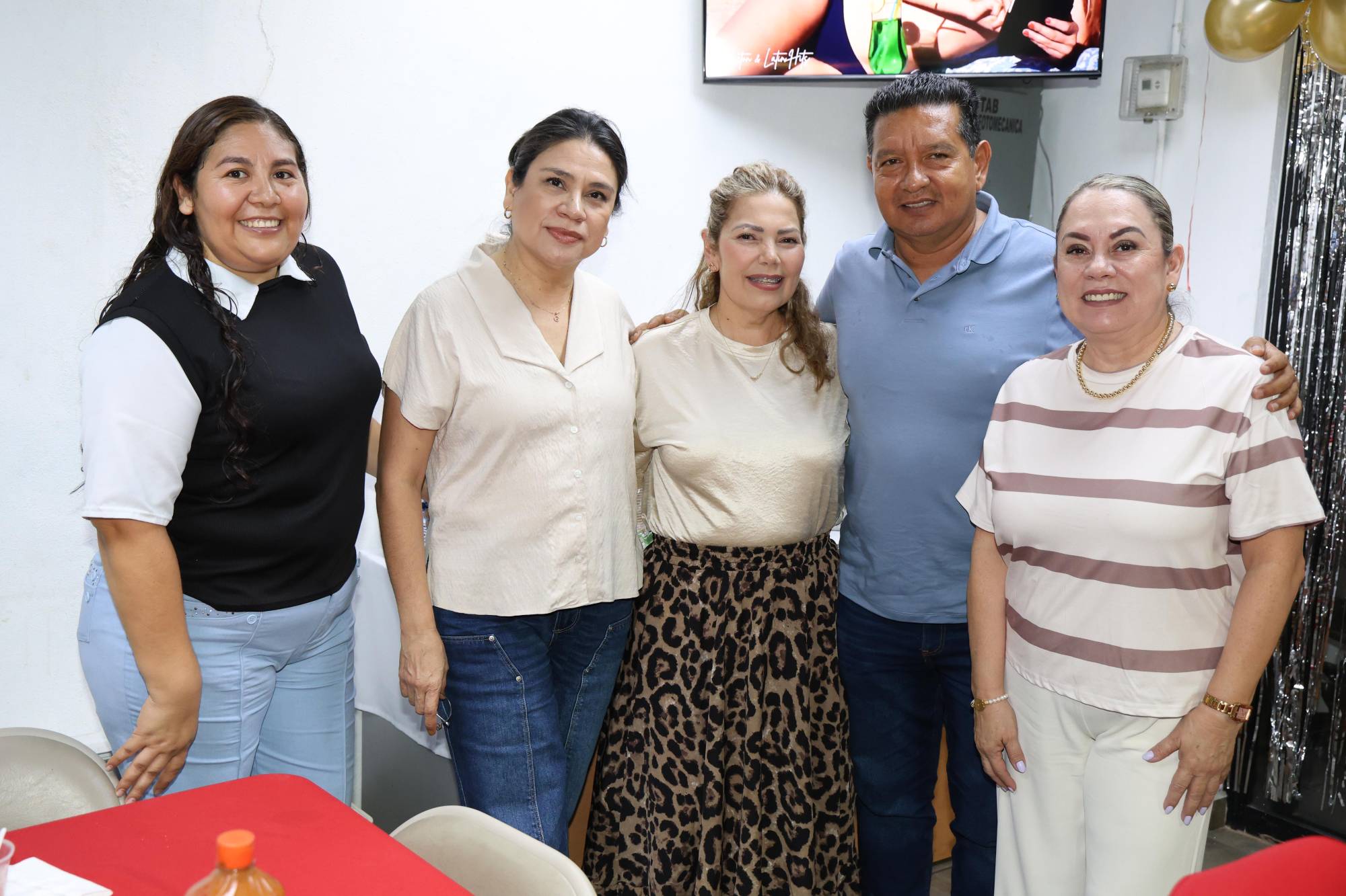 $!Adán Valdovines Carrillo entre las directivas Amanda Aragón, Guillermina García, Elizabeth Peraza y Elva Aguirre.