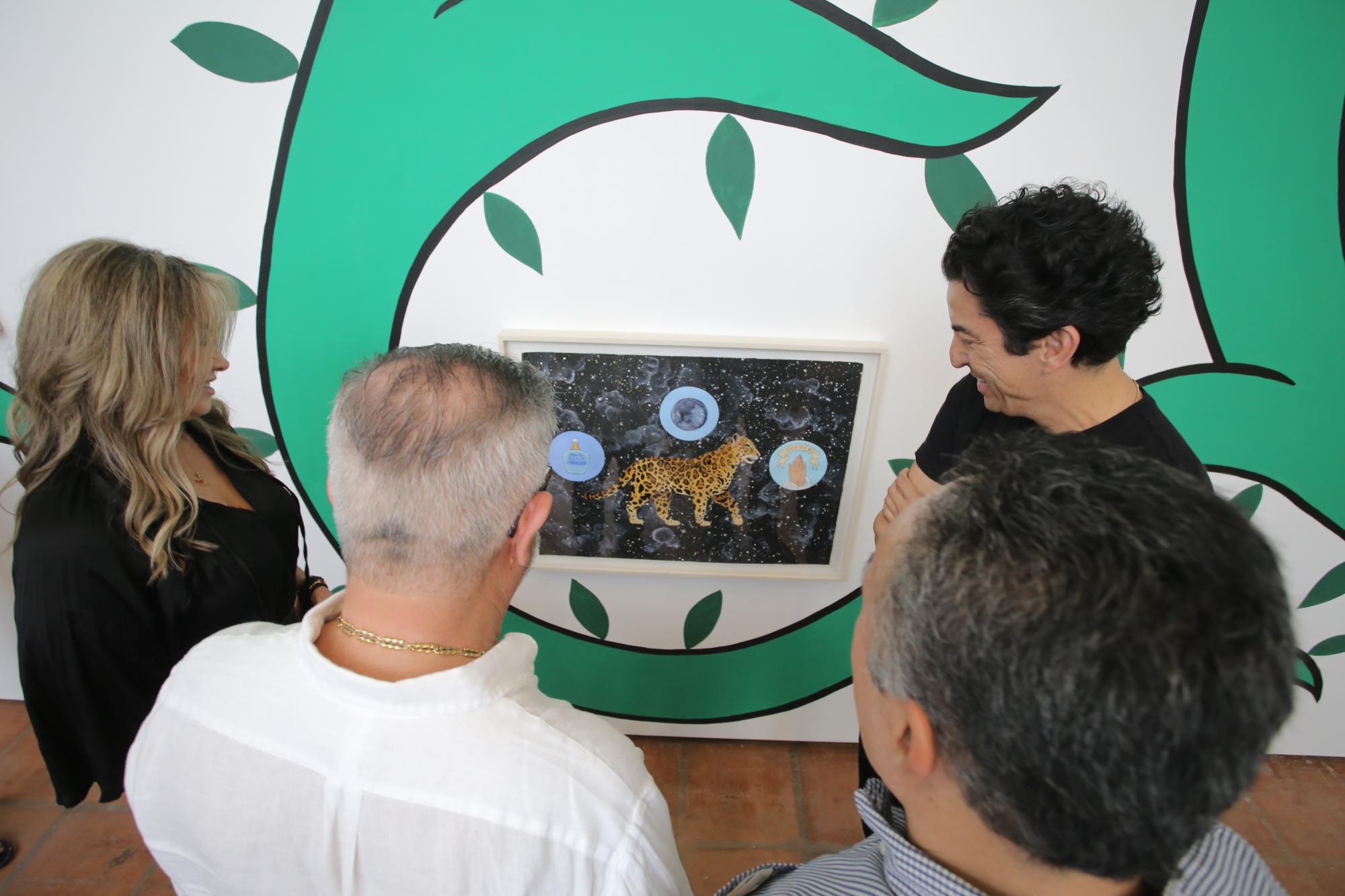 $!El artista muestra su arte.