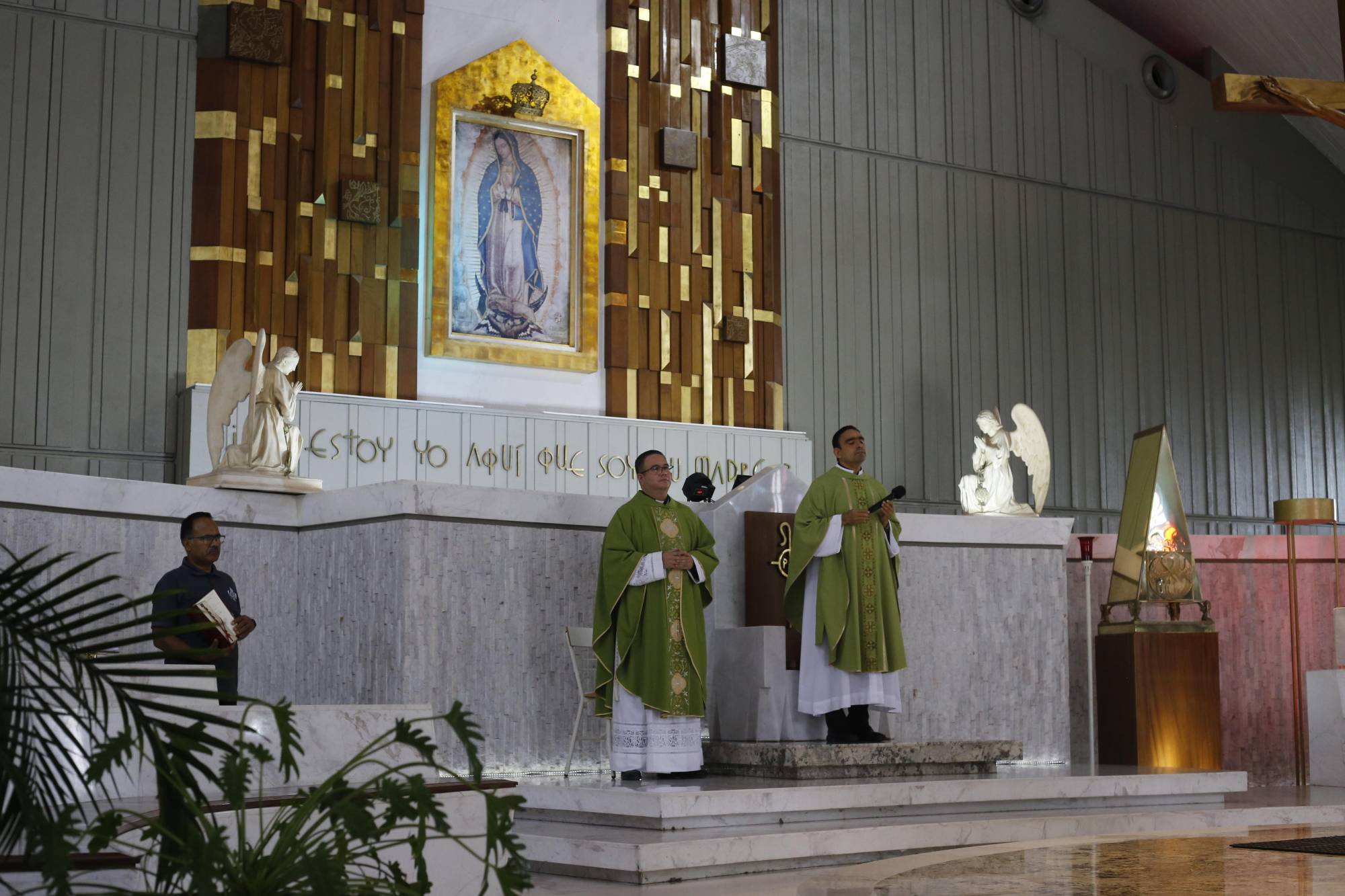 $!La misa fue oficiada por los sacerdotes Yasser López Rocha y Ramón Alberto Ibarra Ayala.