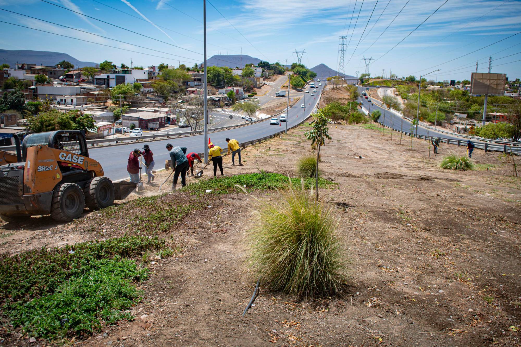 $!Gobierno de Culiacán limpia y poda vialidades clave de la ciudad