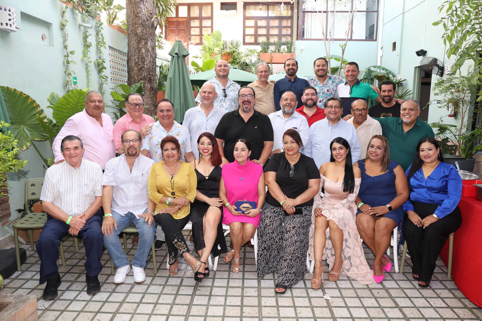 $!Integrantes del Colegio de Abogados Genaro Estrada comparten una agradable convivencia en un restaurante del Centro Histórico.