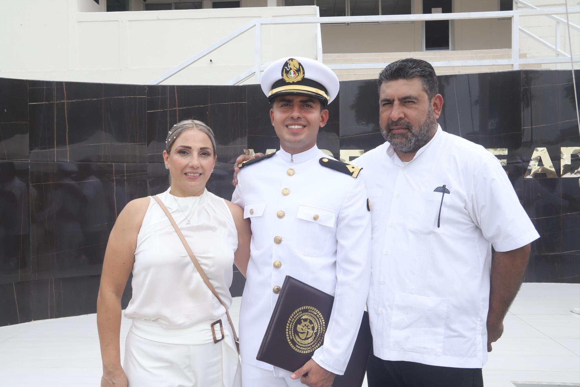 $!Miguel Gustavo entre sus padres, Heidi Paola Flores y Miguel Enrique Rivas.