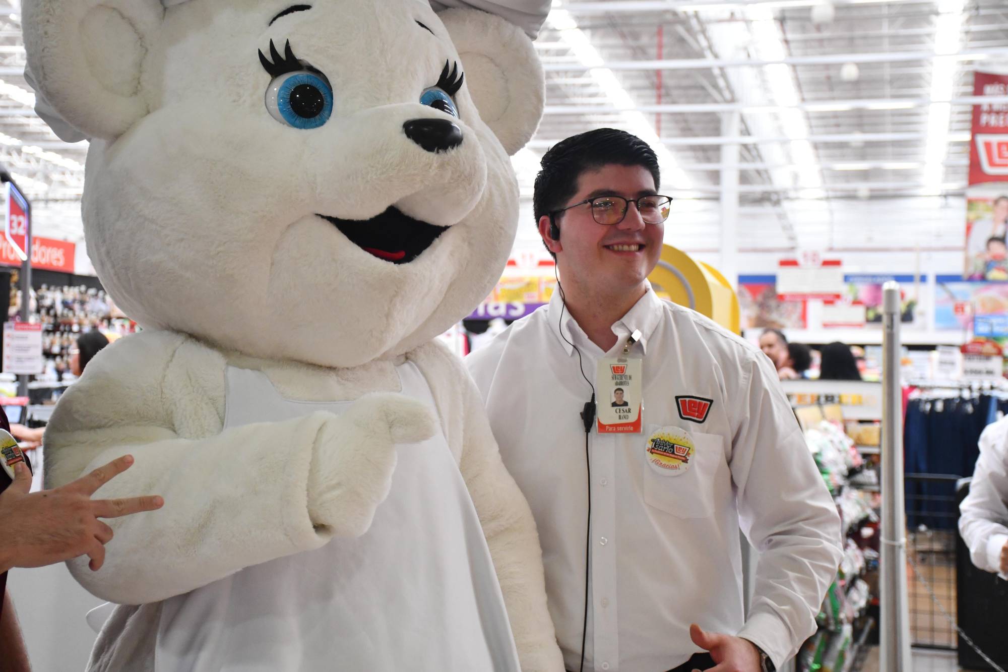 $!Empleados de la tienda Ley, al pendiente de los detalles del festejo.