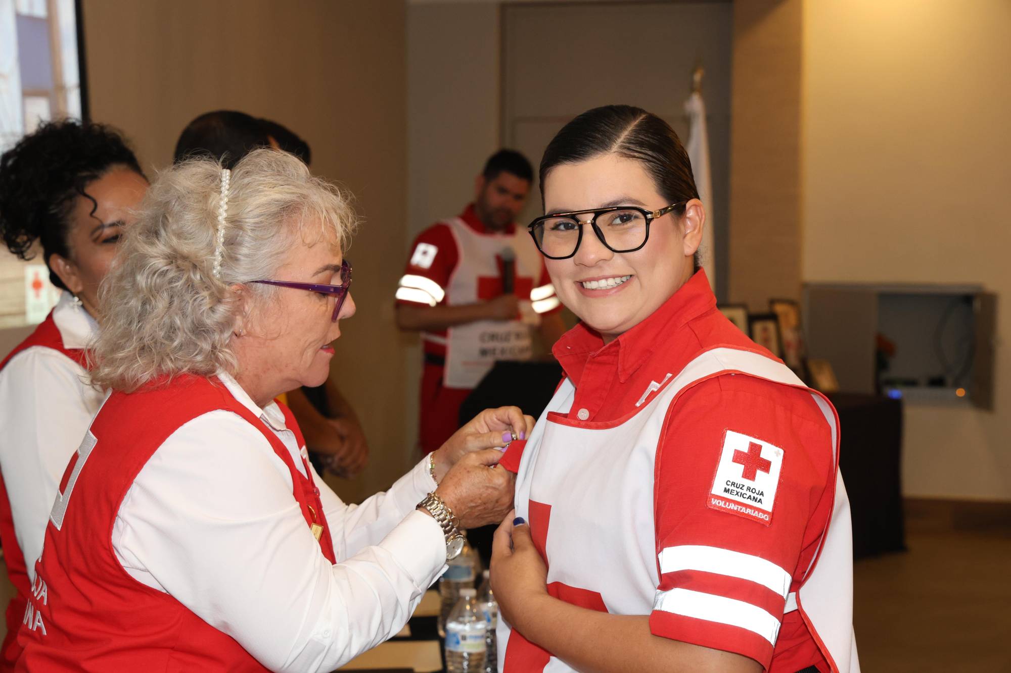 $!Wendy Hardouin hizo entrega de pin a María del Rocío Sánchez.