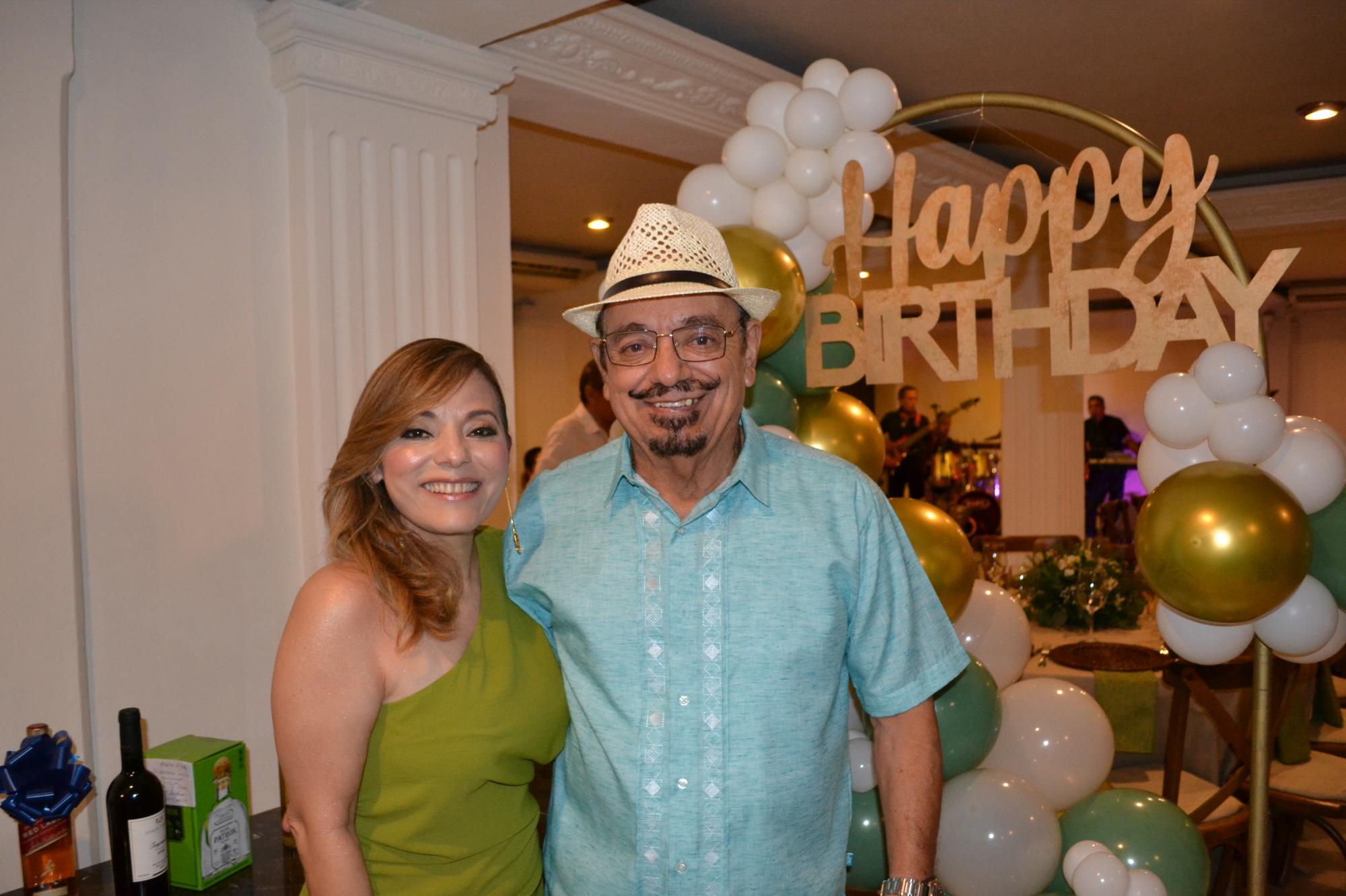 $!Ary, feliz de consentir a su papá en su cumpleaños.